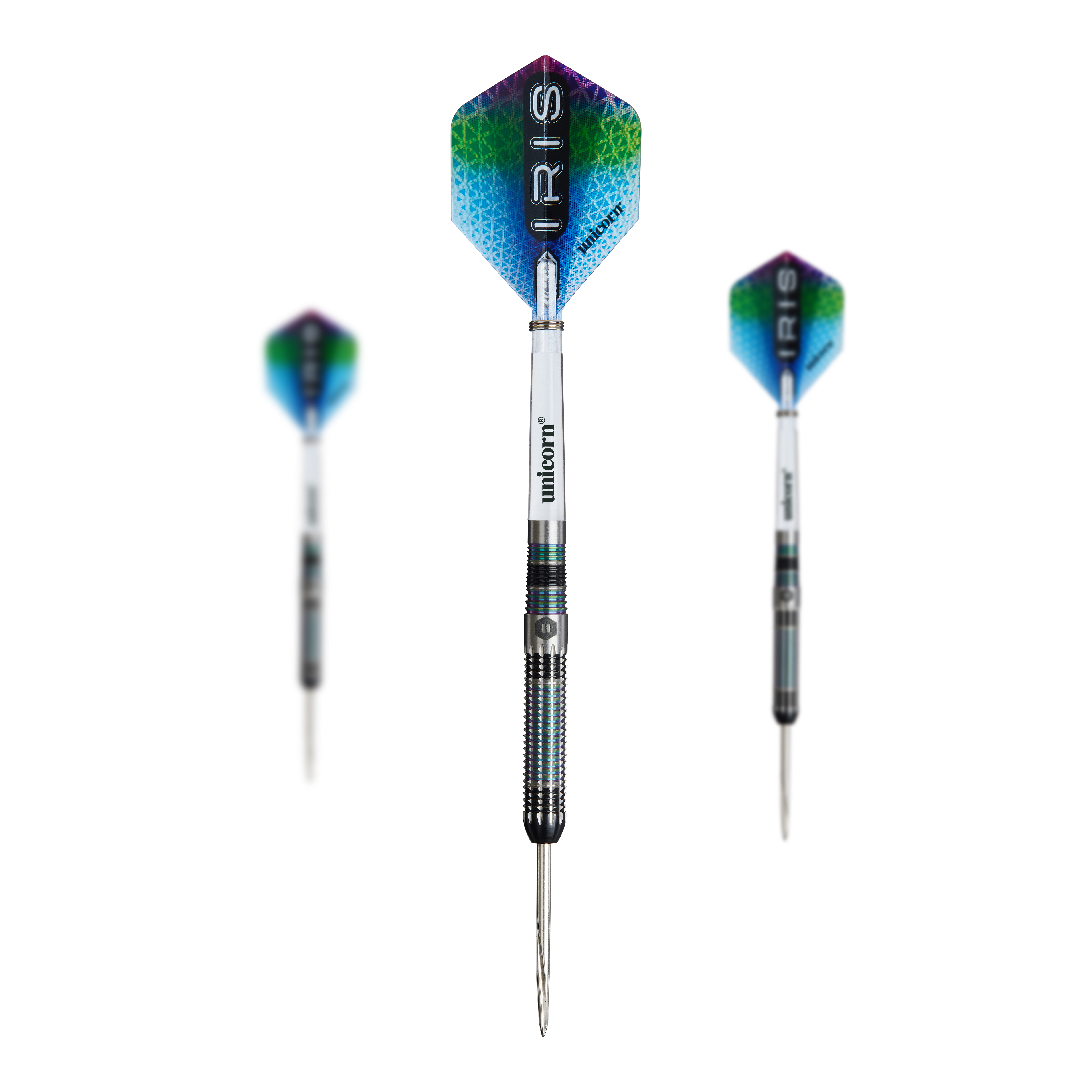 Ocelové šipky Unicorn Iris Das Bild zeigt drei Unicorn Iris Steeldarts mit bunten Flights und silbernen Spitzen. Die Darts sind in verschiedenen Perspektiven angeordnet, mit einem Dart im Vordergrund und zwei im Hintergrund.