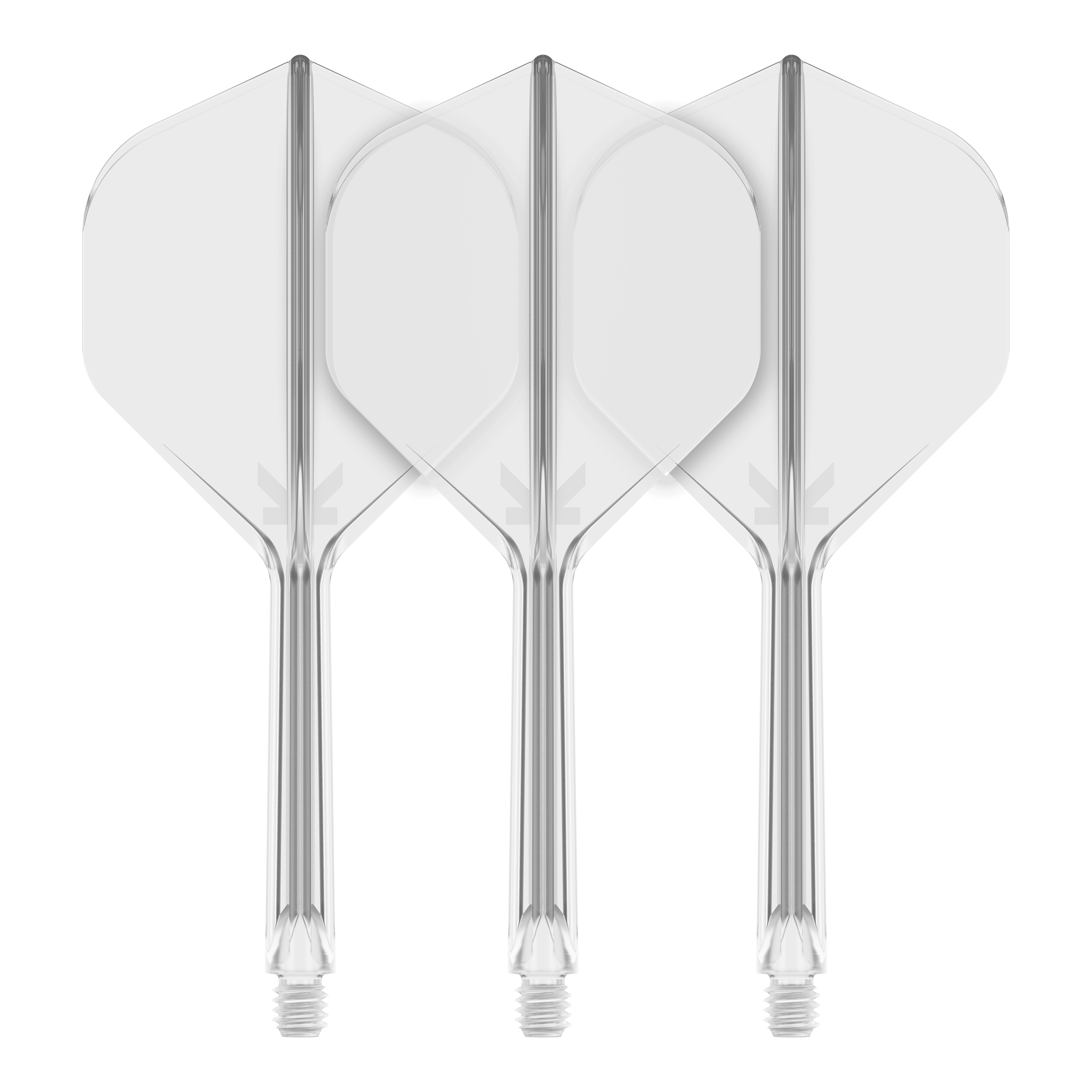 Standardní letový systém Target K-Flex No2 - čirý Das Bild zeigt drei durchsichtige Dartflights mit passenden Schäften. Sie sind nebeneinander auf einem schwarzen Hintergrund angeordnet.
