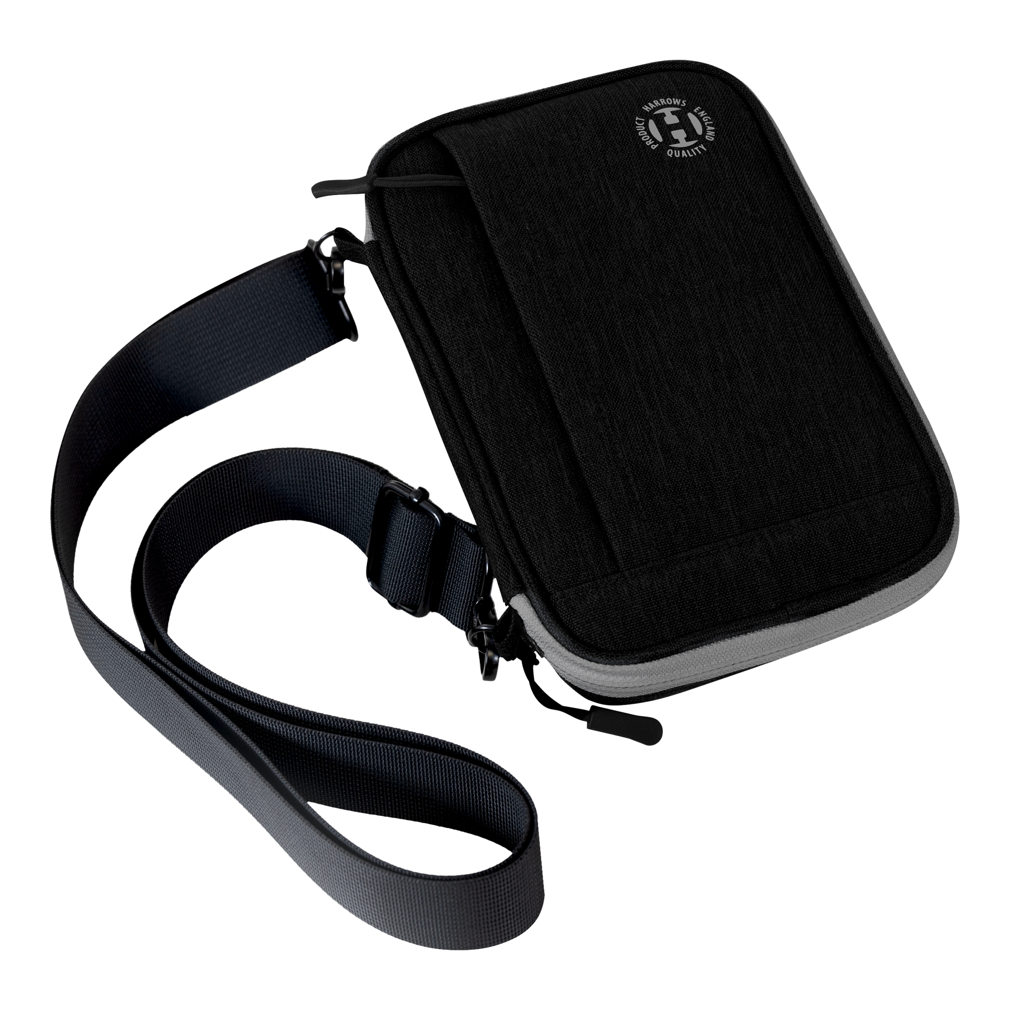 Peněženka na šipky Harrows Smart Case XL Dies ist eine schwarze Darttasche mit einem Schultergurt. Sie hat ein kompaktes, rechteckiges Design und einen Reißverschluss.