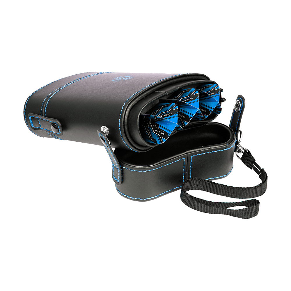 HRT-16419_Harrows_Prima_Dartcase_Aqua_4 Das Bild zeigt das Produkt "Harrows Prima Dartcase". Es handelt sich um ein schwarzes Etui mit blauen Nähten, das Darts und Zubehör aufbewahren kann.