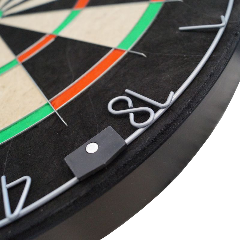 Sada terčů Karella BullOut včetně 2 sad ocelových šipek Das Bild zeigt das Karella Dartboard BullOut Set inklusive zwei Sätzen Steeldarts. Dieses Set ist ideal für Dartspieler und enthält alles, was für den Start benötigt wird.