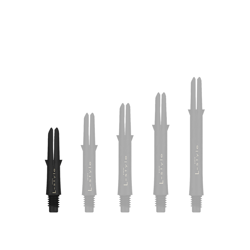 Karbonové hřídele ve stylu L Das Bild zeigt fünf schwarze Dart-Schäfte in verschiedenen Längen, die aufrecht nebeneinander stehen. Auf jedem Schaft steht der Schriftzug „L-style“ in weißer Farbe.