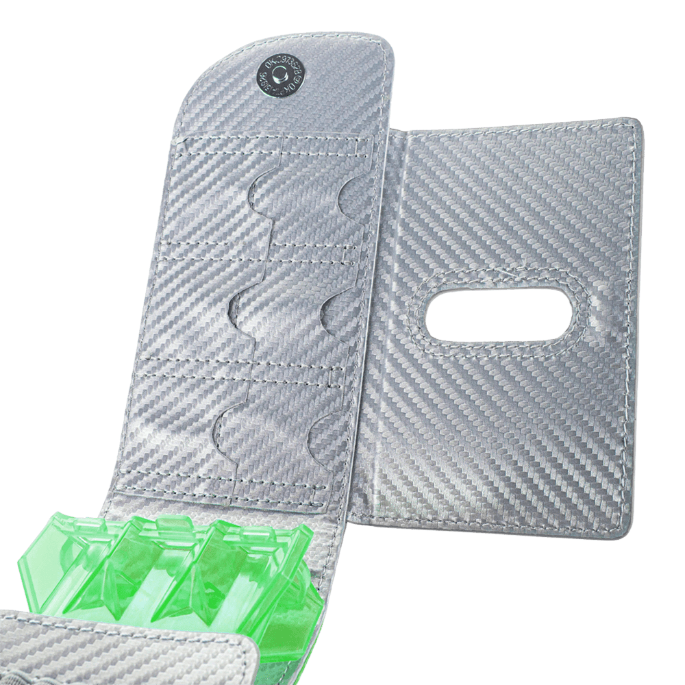 66346_Bulls_SECC_Dartcase_Green_2 Das Bild zeigt das Bulls SECC Dartcase mit einer silbernen, strukturierten Oberfläche. Im Inneren befinden sich grüne, transparente Fächer zur Aufbewahrung von Dartzubehör.