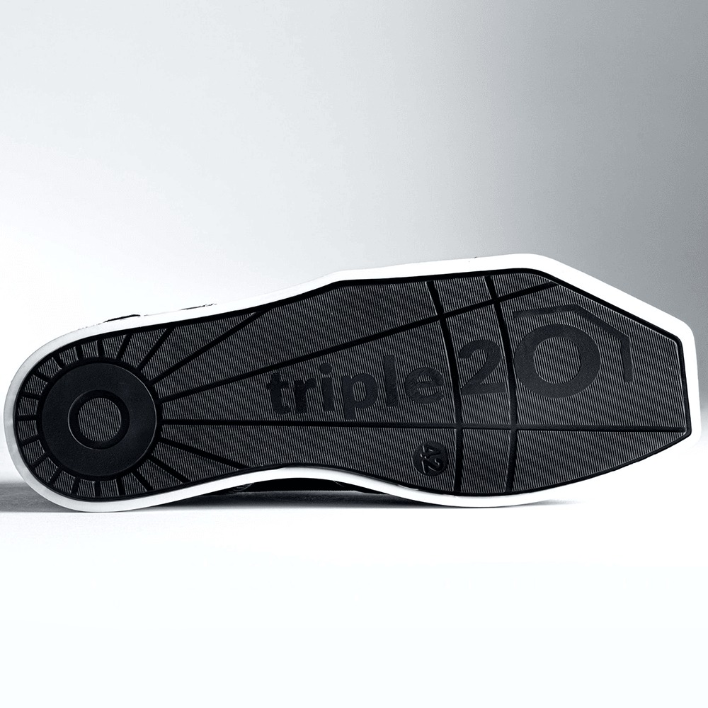 20201003-00_Triple20_Dartschuhe_Textil_Leder_Schwarz_Weiss_6 Auf dem Bild ist die Sohle eines Schuhs mit der Aufschrift „triple20“ zu sehen. Es handelt sich um den Triple20 Dartschuh aus Textil und Leder in Schwarz-Weiß.