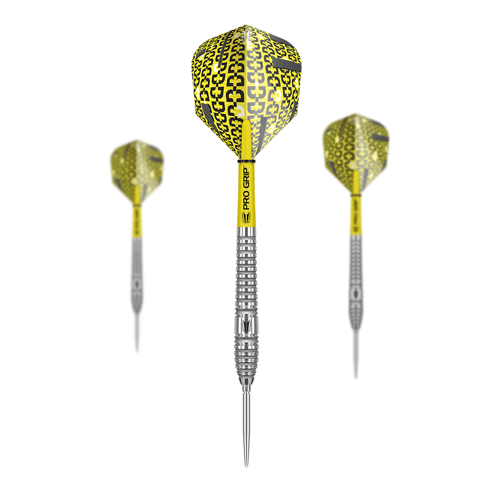 Ocelové šipky Target Bolide 03 Swiss Point Das Bild zeigt drei Target Bolide 03 Swiss Point Steeldarts mit gelb-schwarzen Flights und silbernen Barrels. Die Darts haben einen "Pro Grip"-Schaft und eine metallene Spitze.