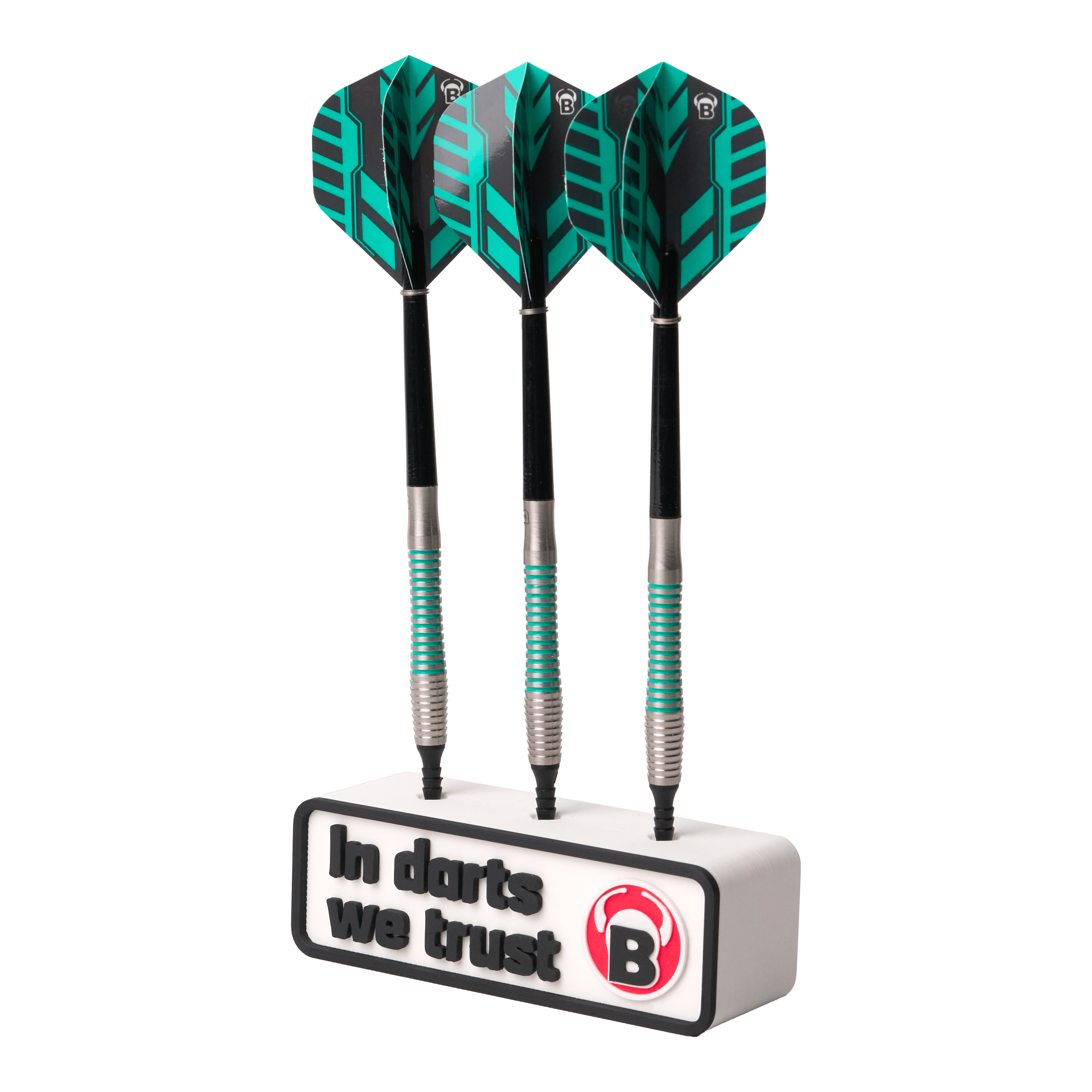 Das Bild zeigt drei Darts, die in einem weißen Halter stecken. Auf dem Halter steht der Text "In darts we trust" zusammen mit einem roten B-Logo.