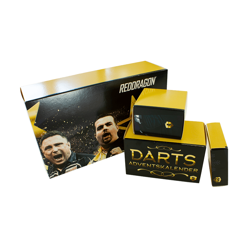 ADV21STD_McDart_Darts_Adventskalender_2021_3 Das Bild zeigt den "McDart Darts Adventskalender 2021 - Standard Edition". Auf der Verpackung sind zwei jubelnde Dartspieler und der Markenname "RedDragon" zu sehen.