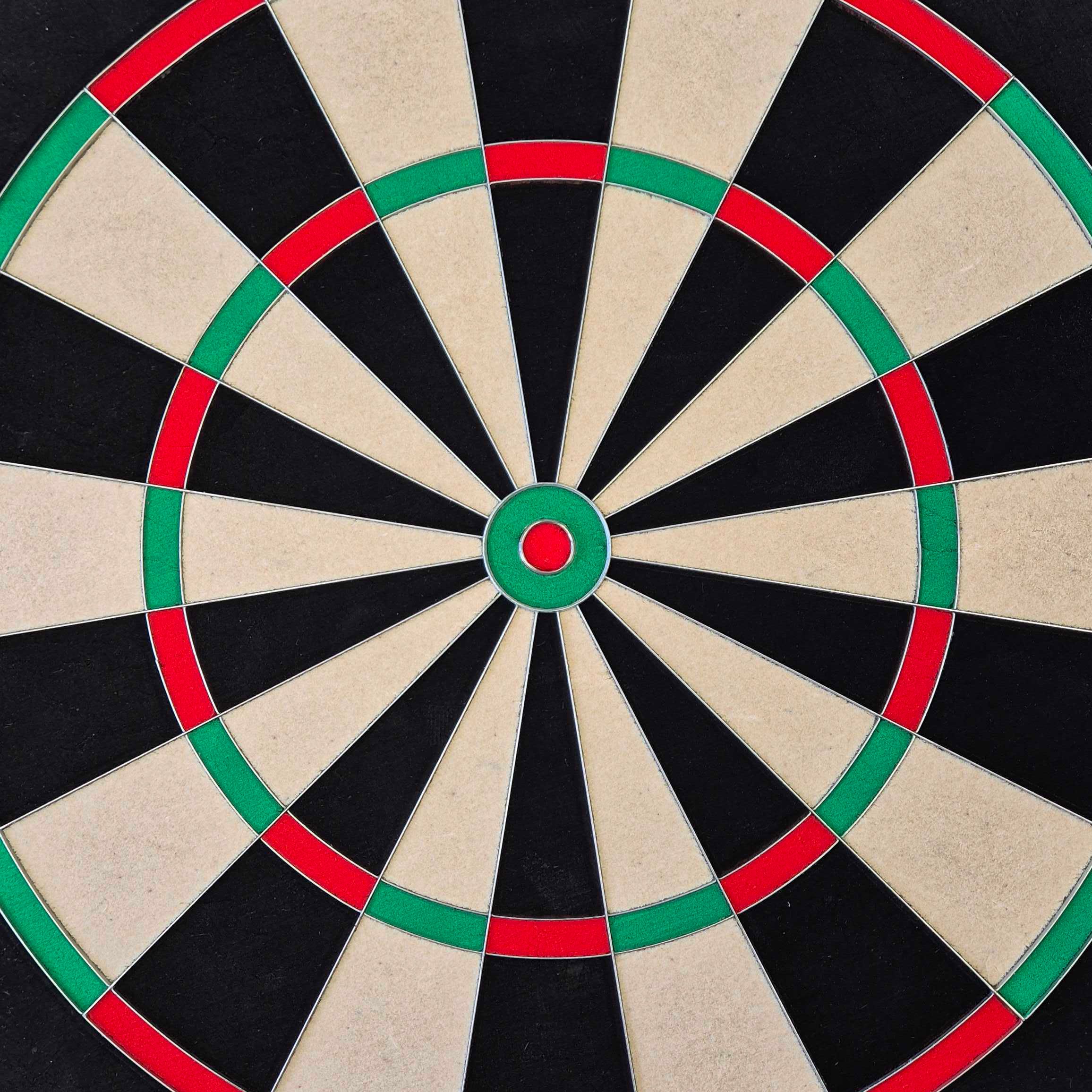 Ocelový terč McDart Precision Das Bild zeigt ein McDart Precision Steeldartboard. Die Dartscheibe ist in schwarze, beige, grüne und rote Segmente unterteilt.