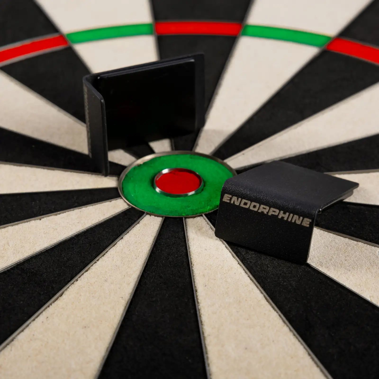 Precizní ocelový terč 180 Endorphine s číselným kroužkem - arktická modrá Das Bild zeigt das Precise 180 Endorphine Steeldartboard mit Nummernring in Weiß. Es handelt sich um eine hochwertige Dartscheibe für den Präzisionssport.