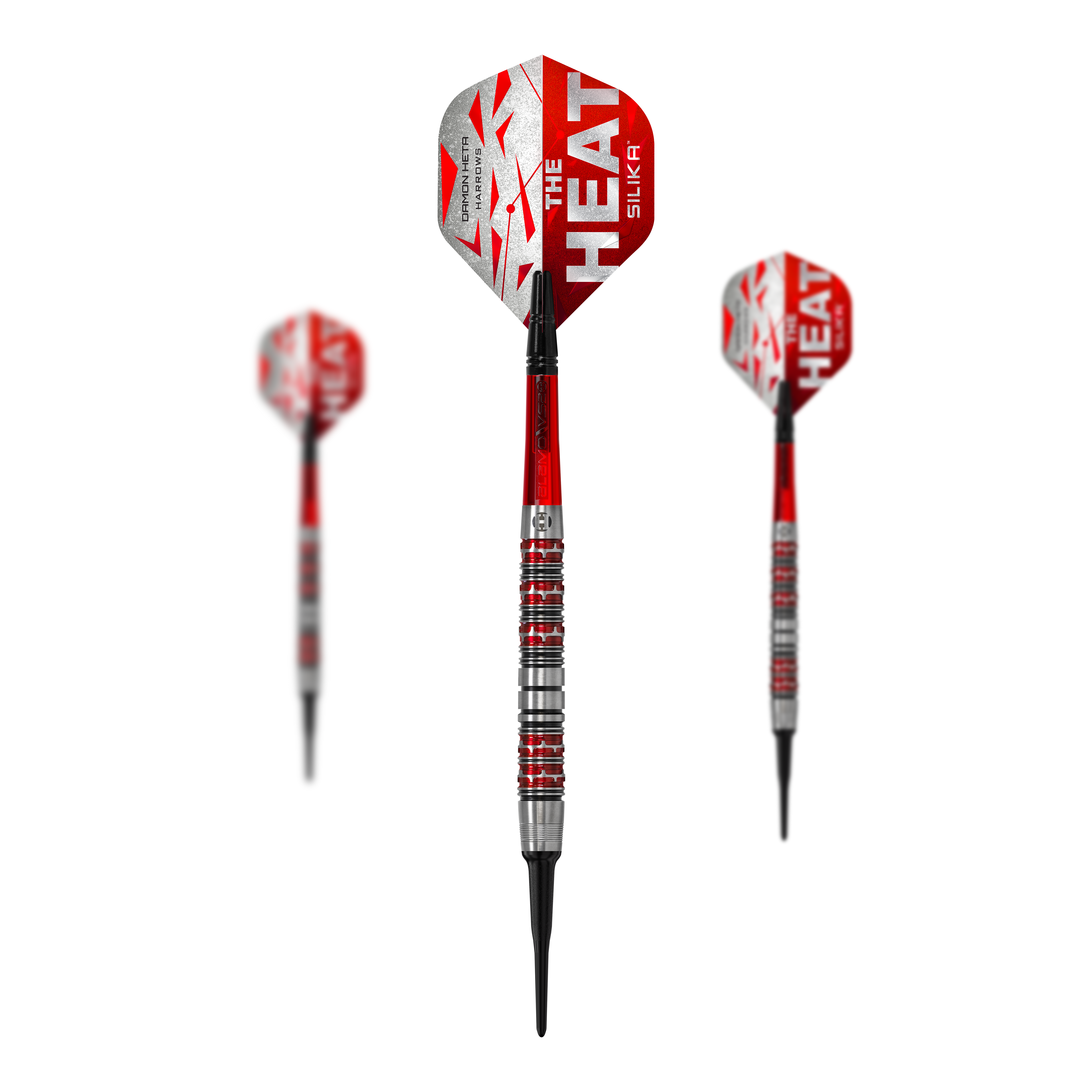 Das Bild zeigt drei Softdarts der Marke Harrows Damon Heta Series 3. Die Darts sind überwiegend rot und silber und tragen die Aufschrift "THE HEAT".