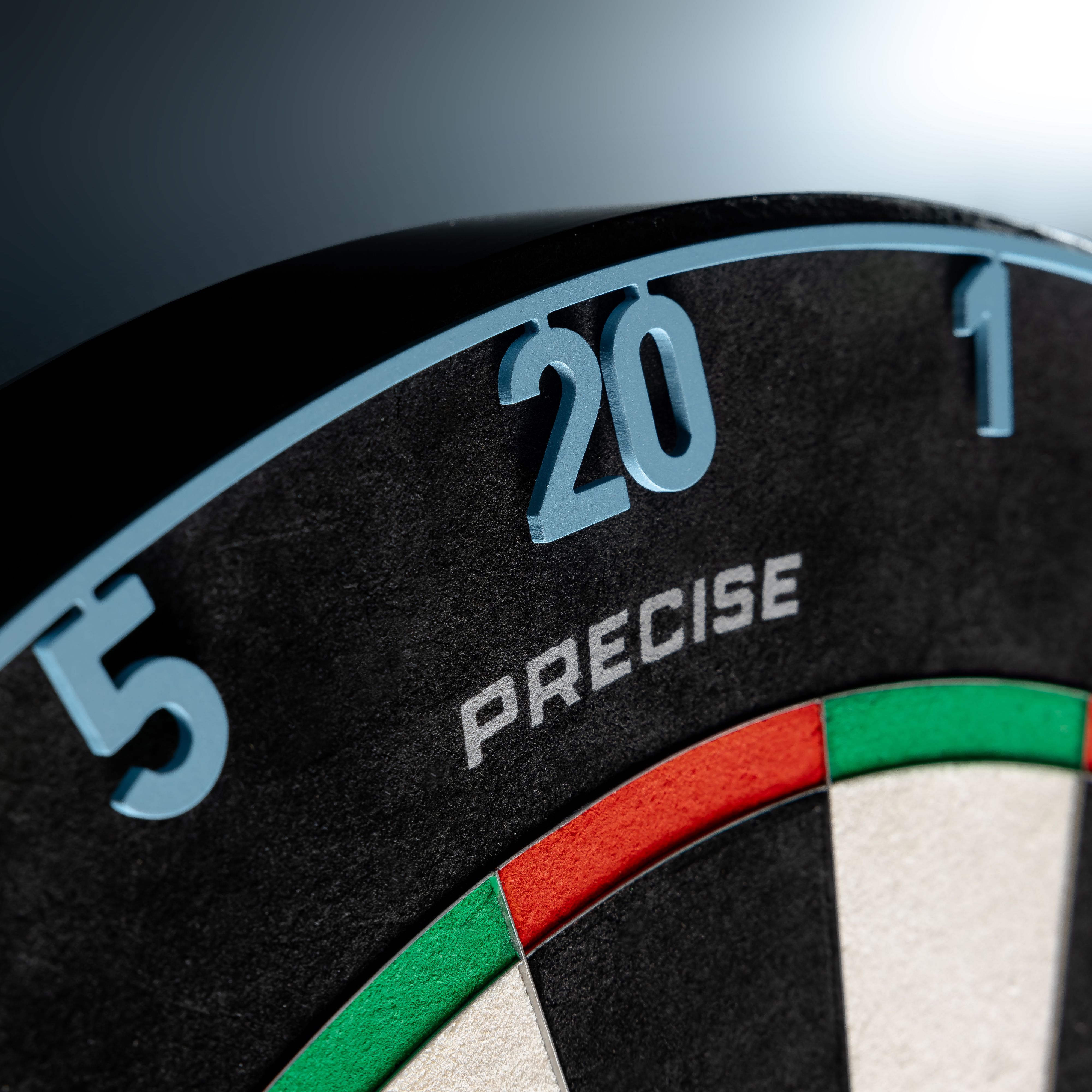 Ocelový terč Precise 180 Endorphine s číslovaným kroužkem - nekonečně modrá Auf dem Bild sieht man das Precise 180 Endorphine Steeldartboard mit Nummernring in Infinity Blue. Diese Dartscheibe ist für ein präzises Spiel konzipiert.