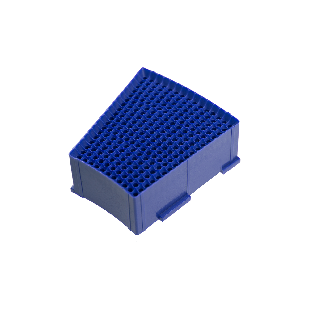 LW6_L-wen_Dart_Ersatzfeld_Single_Aussen_Blau_1_Originalteil Das Bild zeigt ein blaues Ersatzfeld für eine Dartscheibe, das als "Löwen Dart Original Ersatzfelder" bezeichnet wird. Es ist dreieckig geformt und besteht aus Kunststoff mit vielen kleinen Löchern.