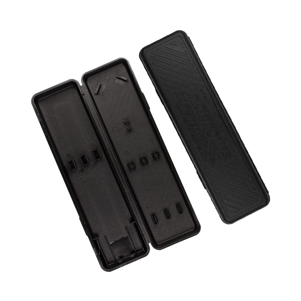 Harrows_PlastikboxJIrZSuCakLyZ1 Das Bild zeigt eine geöffnete schwarze Plastikbox mit dem Aufdruck "Harrows Supergrip Ultra". Die Box ist für die Aufbewahrung von Steeldarts vorgesehen.