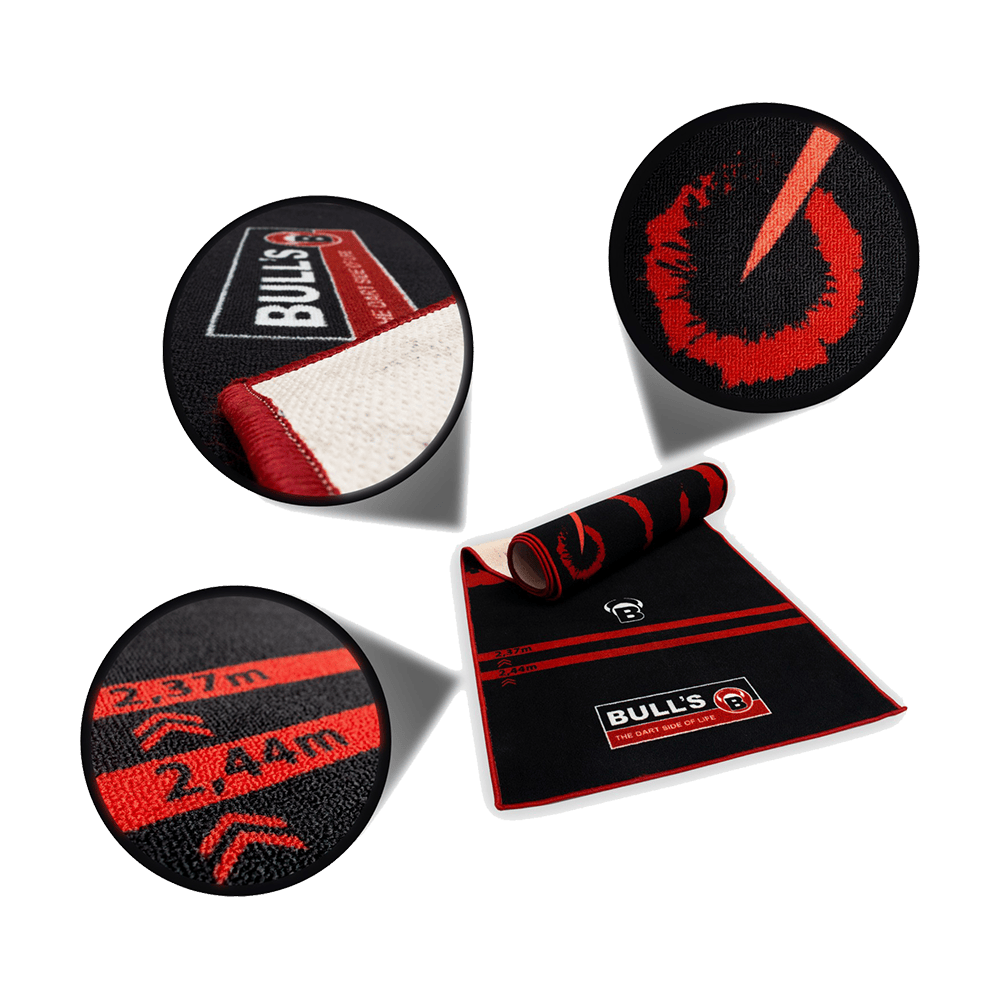 67808_Bulls_Carpet-Mat_140_Red_2 Das Bild zeigt den "Bulls Carpet-Mat Teppich 140 - Red", einen schwarzen Teppich mit roten Akzenten und Markierungen. Es sind Nahaufnahmen von Details wie dem Logo, der Materialstruktur und den aufgedruckten Entfernungsmarkierungen zu sehen.
