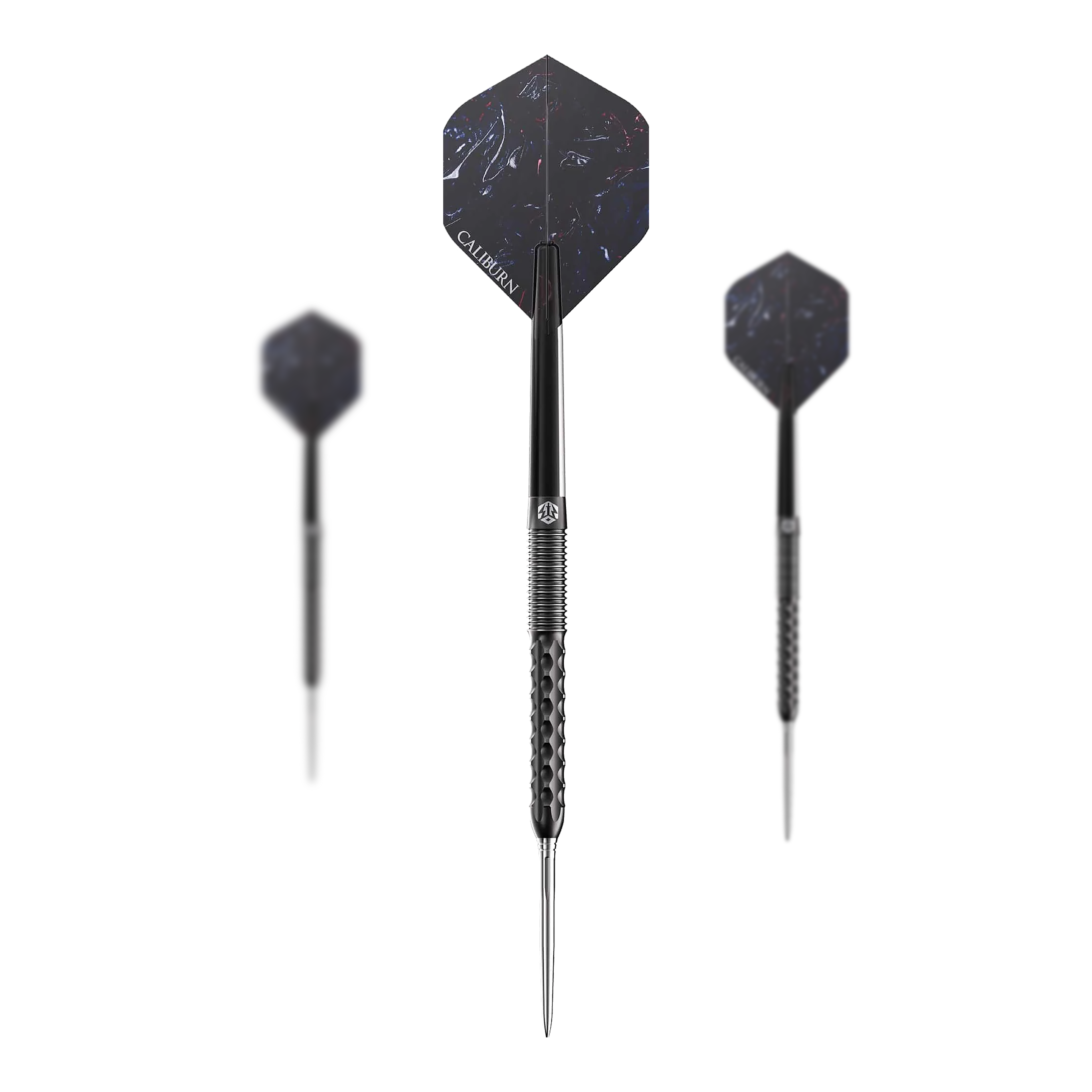 Das Bild zeigt drei Steeldarts des Produkts "Caliburn Sword S1". Die Darts haben eine dunkle Farbe mit hexagonalen Flights und einem strukturierten Griff.