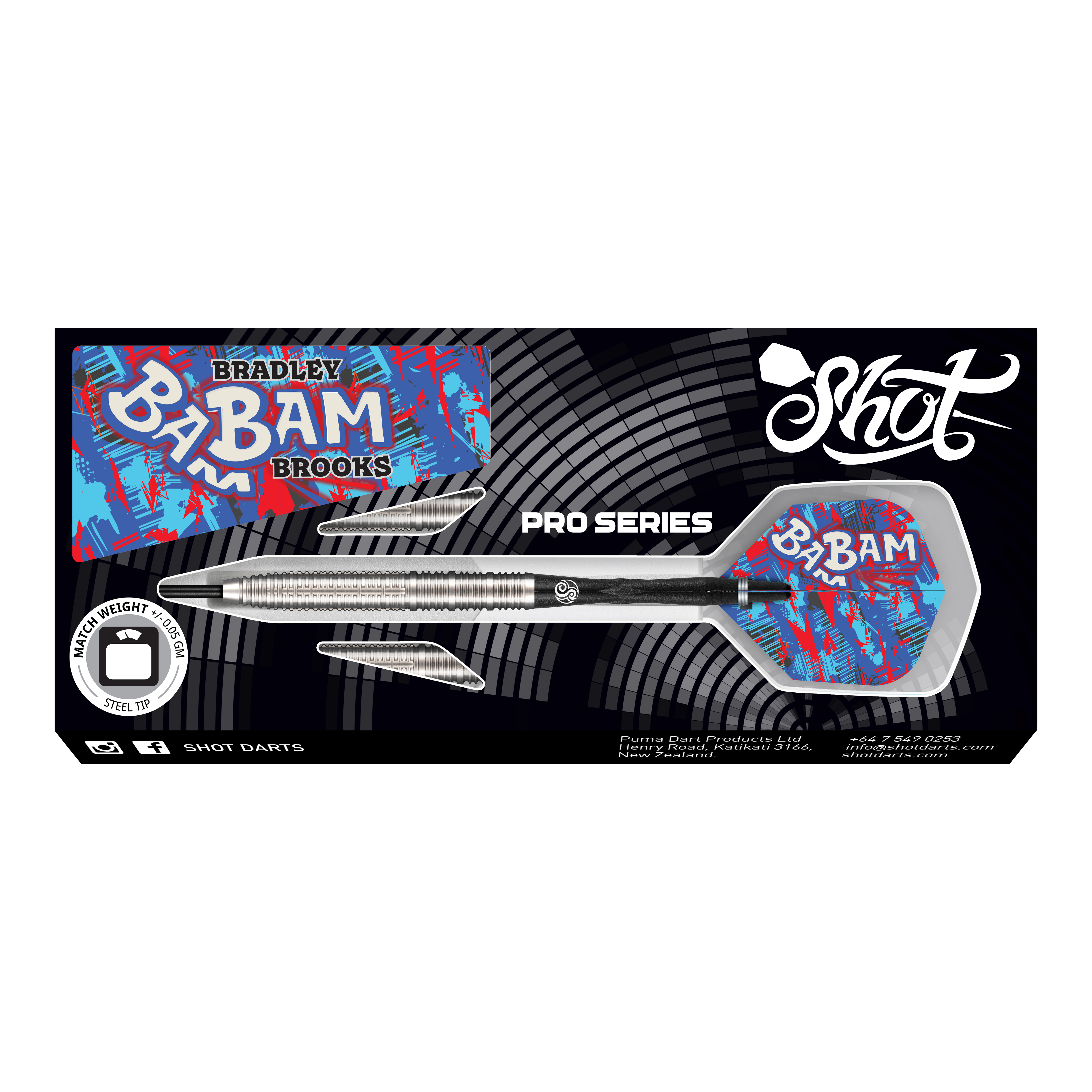 Das Bild zeigt die Shot Pro Series Bradley Brooks GEN2 Steeldarts mit einem Gewicht von 23g. Die Darts haben bunte Flights mit der Aufschrift "Bam Bam" und sind in einer schwarzen Verpackung präsentiert.