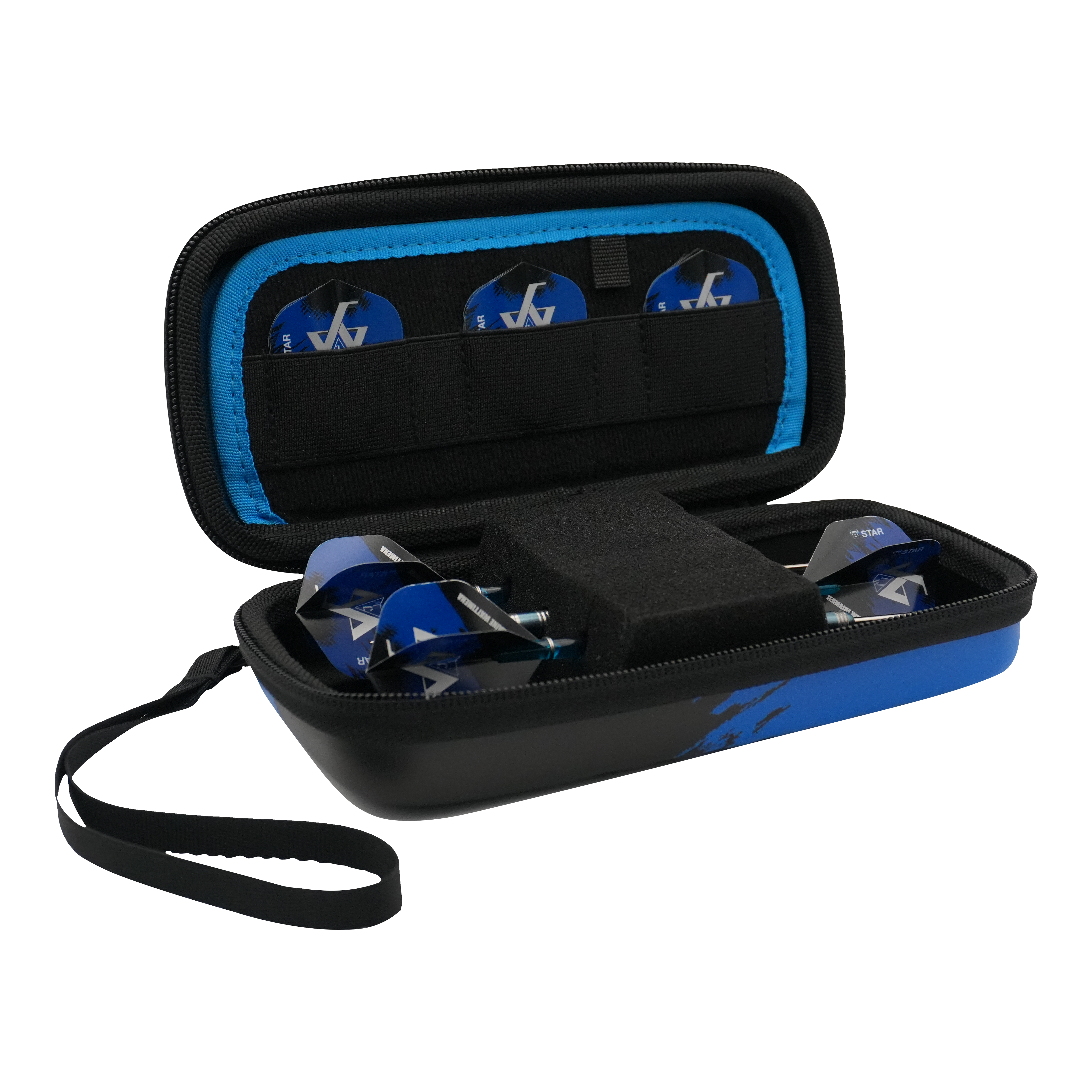 Pouzdro na šipky Bulls Orbis S Jermaine Wattimena Das Bild zeigt das Bulls Orbis S Jermaine Wattimena Dartcase, das geöffnet ist. Im Inneren befinden sich blaue Darts und mehrere Dartflights ordentlich verstaut.