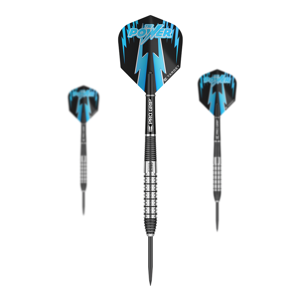 Targetové ocelové šipky Phil Taylor Power 8Zero 2 Das Bild zeigt drei Steeldarts des Produkts "Target Phil Taylor Power 8Zero 2". Die Darts haben schwarze und blaue Flights mit dem Schriftzug "The Power" und silberne, griffige Barrels.