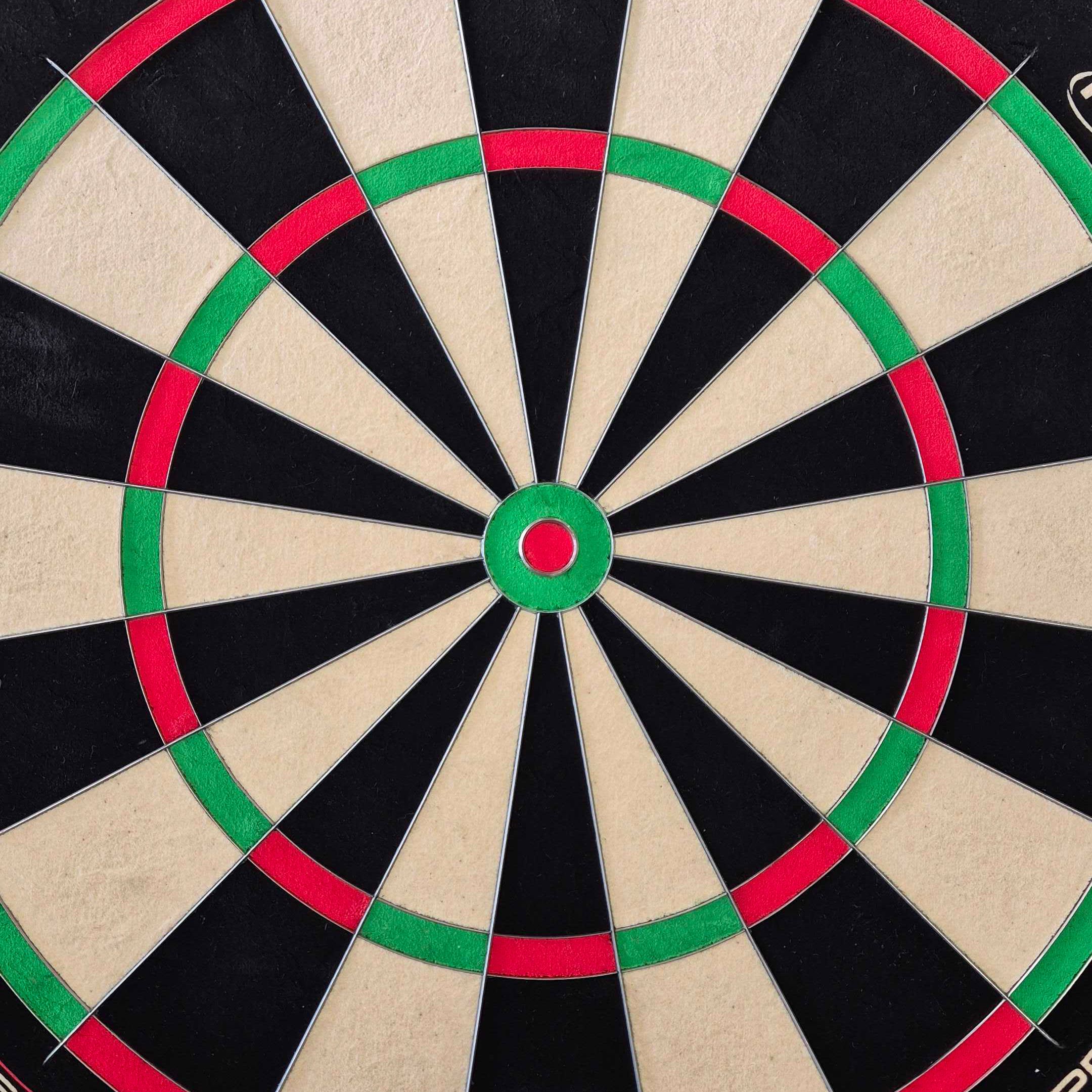 Hier ist das Winmau Blade X ProCore Steeldartboard abgebildet. Die Dartscheibe eignet sich besonders für Profi-Dartspiele.