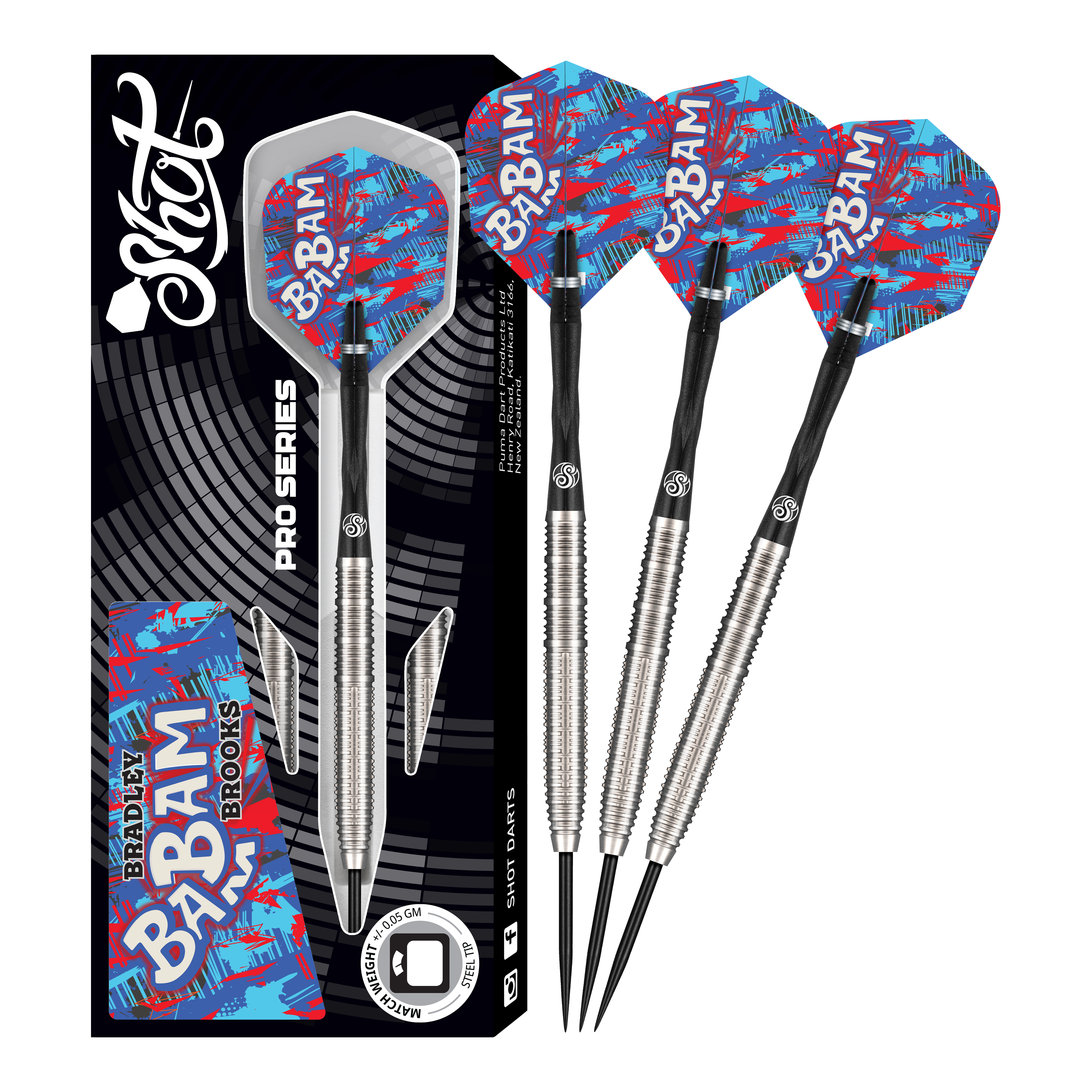 Das Bild zeigt das Produkt "Shot Pro Series Bradley Brooks GEN2 Steeldarts - 23g" in seiner Verpackung. Drei silberne Steeldarts mit bunten Flights und der Aufschrift "Ba BAM" sind abgebildet.