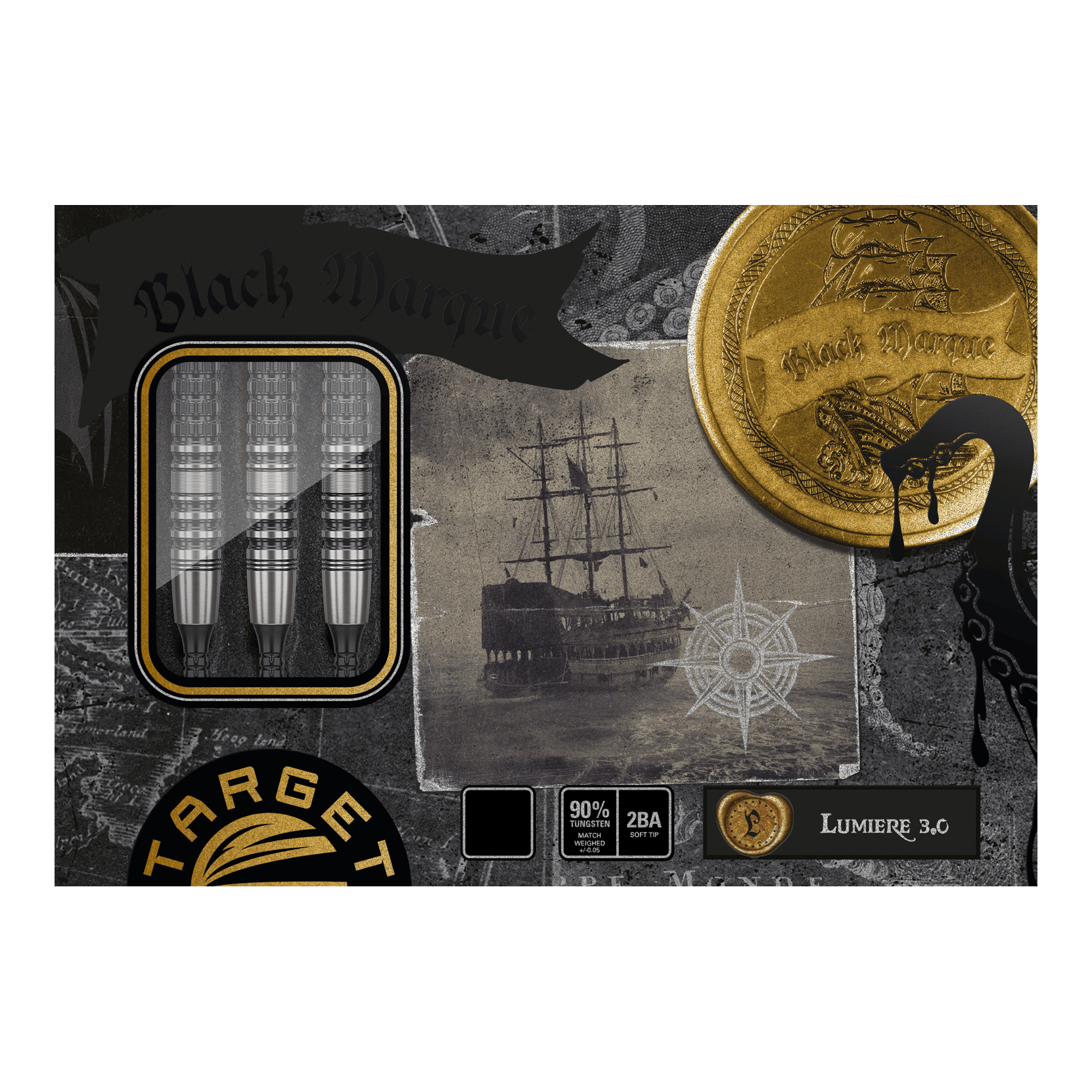 Měkké šipky Target Japan Black Marque Lumiere GEN3 - 18,5 g Die Abbildung zeigt die Verpackung der "Target Japan Black Marque Lumiere GEN3 Softdarts - 18,5g". Auf der Verpackung sind drei Dartpfeile, ein altes Segelschiff und ein goldener Münzmotiv zu sehen.
