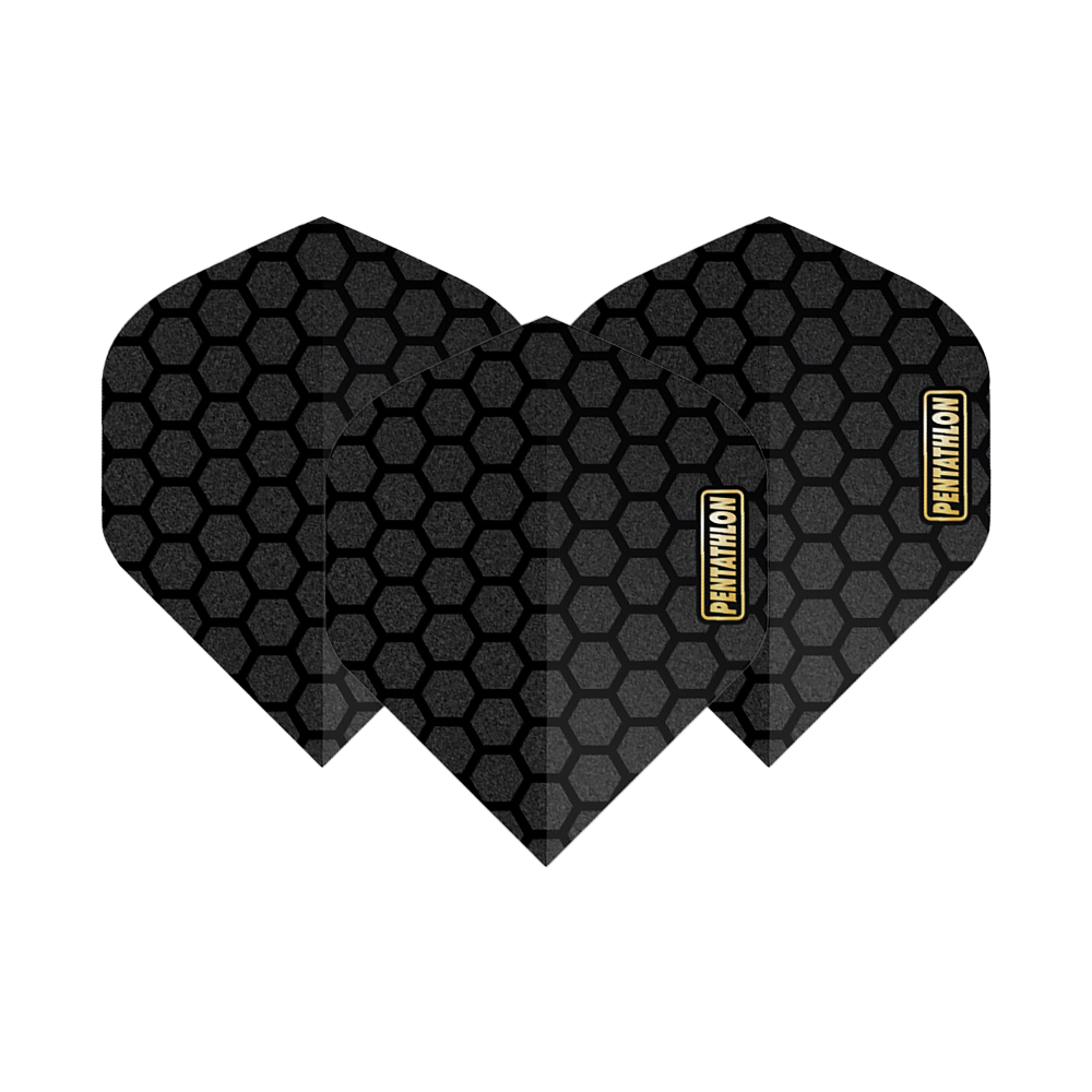 Lety v pětiboji RT Honeycomb Das Bild zeigt drei schwarze Dart-Flights mit Wabenmuster. Auf jedem Flight steht das Wort "Pentathlon" in einem gelben Rechteck.