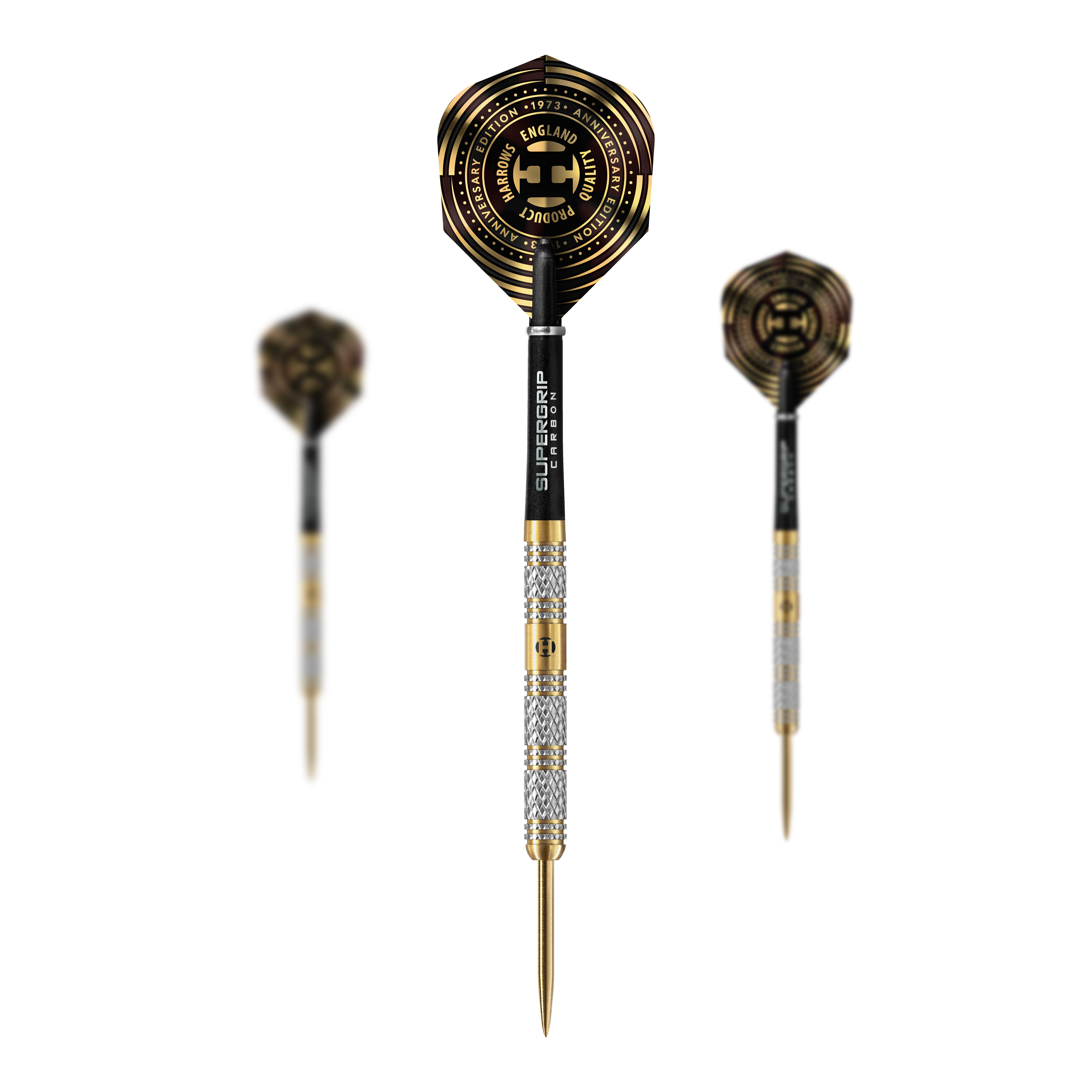Harrows výroční edice Magnum Steeldarts Das Bild zeigt drei hochwertige Steeldarts mit goldenen und silbernen Akzenten sowie schwarzen Flights. In der Mitte steht ein Dart mit der Aufschrift "Supergrip" und einem besonderen Jubiläumsdesign.