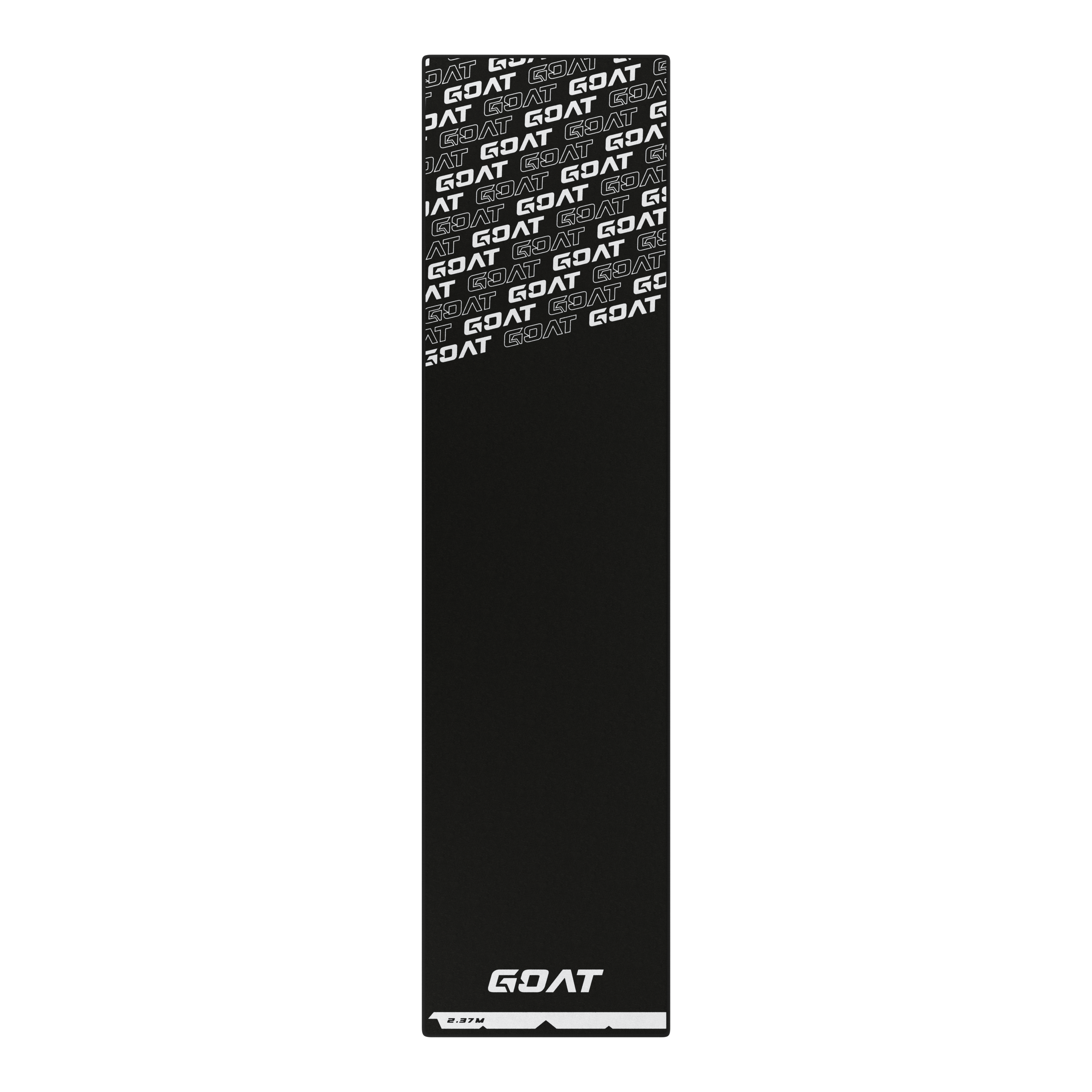 Der GOAT Logo Dartteppich ist überwiegend schwarz und zeigt mehrfach das weiße GOAT-Logo am oberen Rand. Unten auf dem Teppich befindet sich ebenfalls ein großes GOAT-Logo sowie eine Markierung.