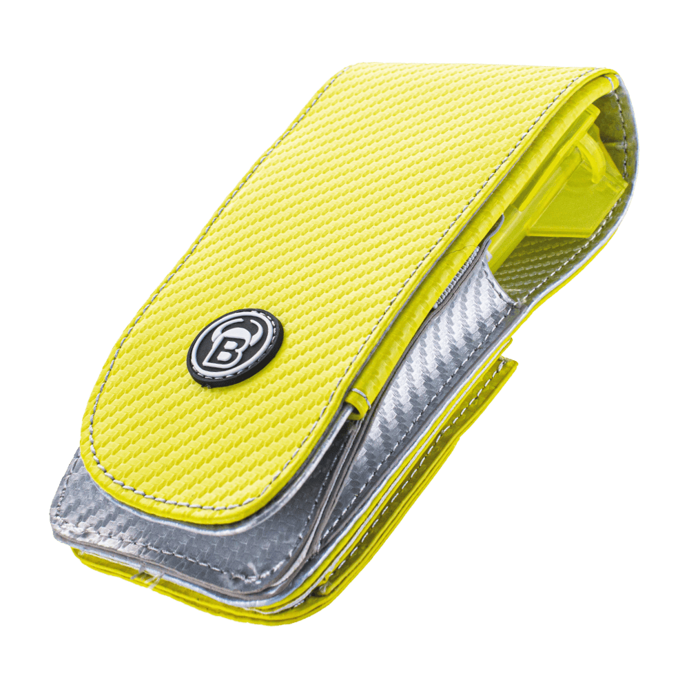 66348_Bulls_SECC_Dartcase_Yellow_1 Das Bild zeigt ein gelbes Dart-Etui mit silbernen Akzenten. Auf der Vorderseite befindet sich ein rundes Logo mit dem Buchstaben „B“.