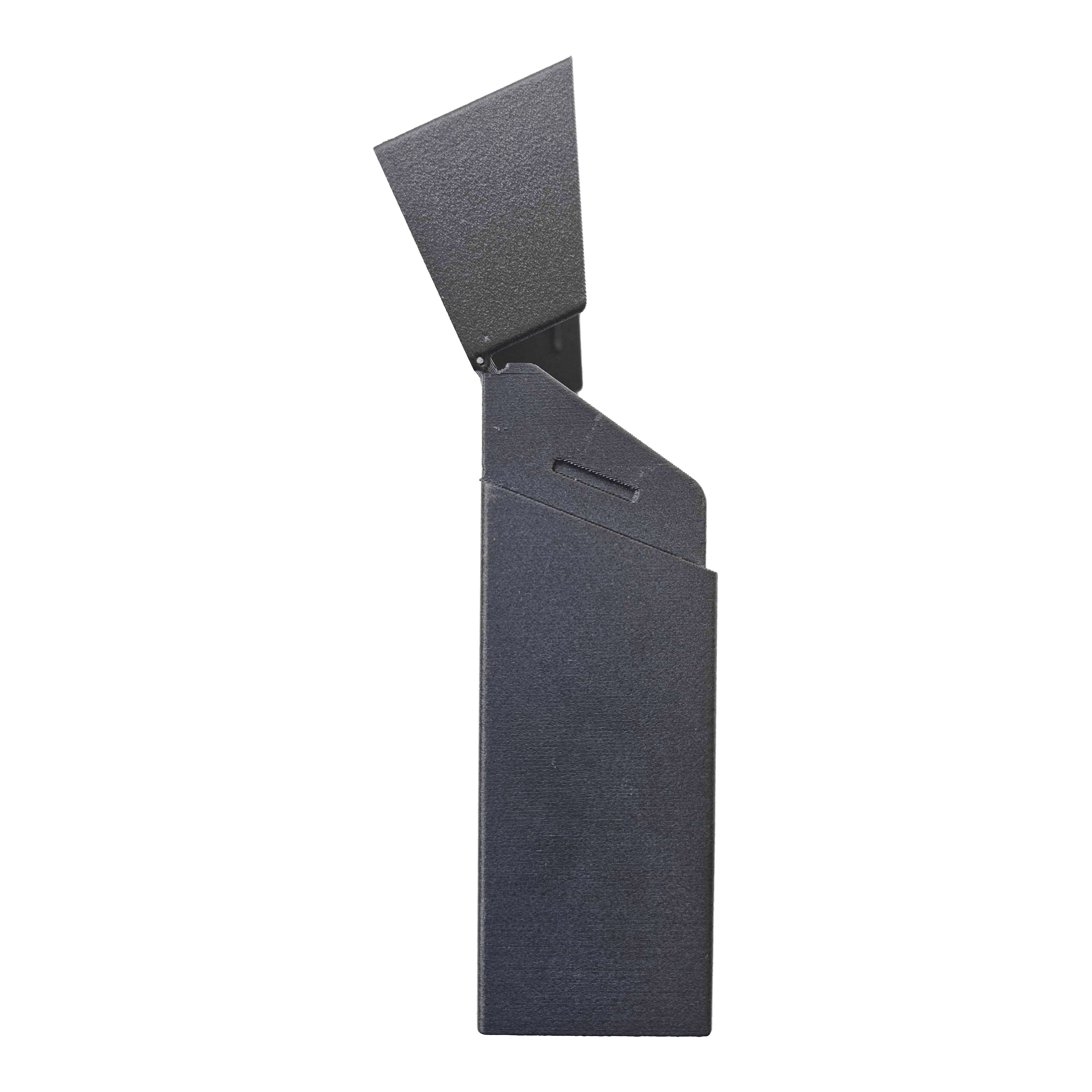 Pouzdro na šipky Smoke 180 s vlastním designem - černé Detail von Smoke 180 Dartcase mit eigenem Design, Farbe Schwarz. Das Etui ist von der Seite zu sehen.