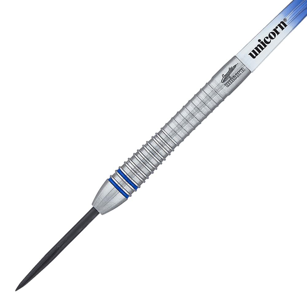 29030_Unicorn_World_Champion_Gary_Anderson_Phase_6_Steeldarts_2 Auf dem Bild ist ein silberner Steeldart mit blauen Akzenten zu sehen. Auf dem Schaft steht der Markenname "Unicorn" und eine Signatur.