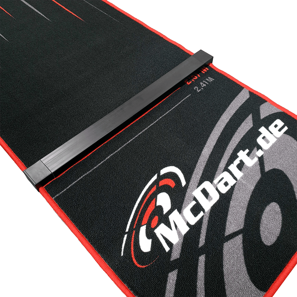 McDart Oche für Dartteppiche Das Bild zeigt einen Dartteppich mit dem Produktnamen "McDart Oche für Dartteppiche." Auf dem Teppich ist das Logo "McDart.de" sowie eine schwarze Oche-Linie zum Abwurf abgebildet.