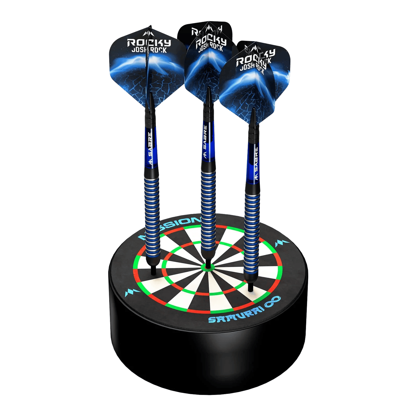 Das Bild zeigt das Produkt "Mission Samurai Infinity Mini Dartboard Darthalter" mit drei Dartpfeilen, die auf einer kleinen Zielscheibe stecken. Die Dartpfeile haben blaue Flights mit der Aufschrift "ROCKY JOSH ROCK".
