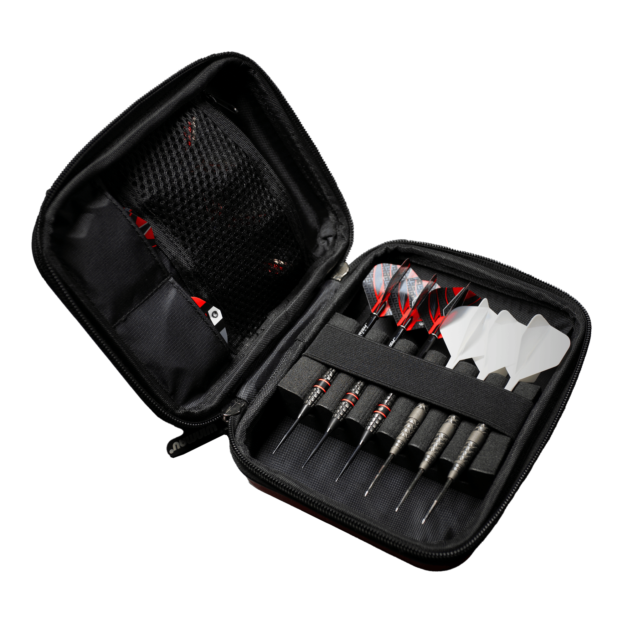 Peněženka Winmau Armor G2 Dart Das Bild zeigt ein geöffnetes Dart-Etui mit mehreren Darts und Ersatzflights. Die Darts und Zubehörteile sind ordentlich in dem schwarzen Etui einsortiert.