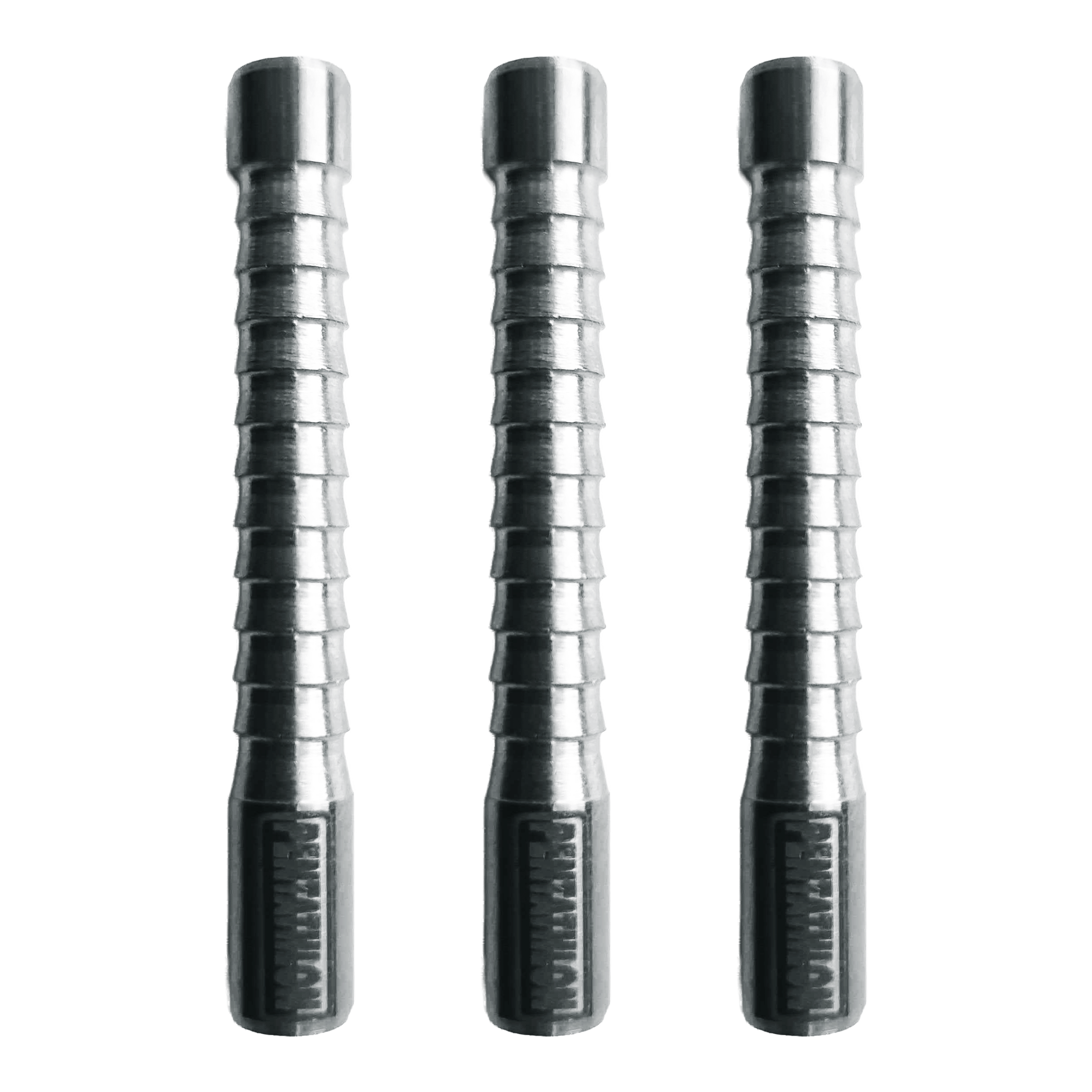 Das Bild zeigt drei silberne Dart-Barrels mit einer gerillten Oberfläche. Es handelt sich um das Produkt "Pentathlon Ultra Shark 2 Softdart Barrel - 17g".