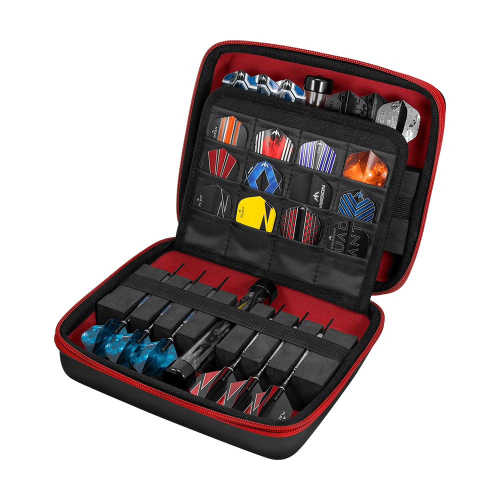 Peněženka Mission Luxor Dart Das Bild zeigt ein geöffnetes Dart-Set in einer schwarzen und roten Hülle. Darin sind mehrere Darts und verschiedene Dart-Flights ordentlich verstaut.