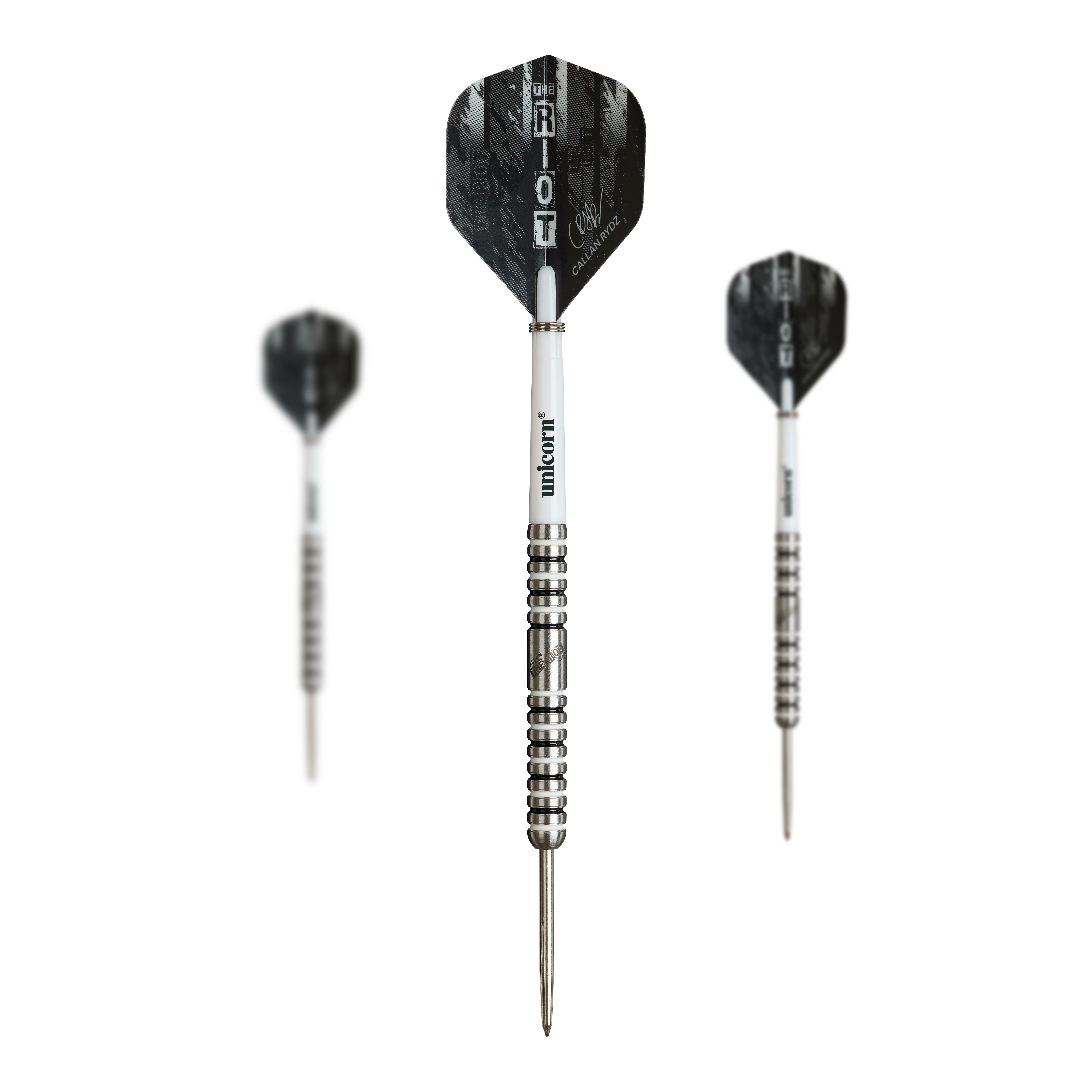 Das Bild zeigt drei Steeldarts des Produkts „Unicorn Callan Rydz The Riot Phase 2“. Die Darts haben silberne Spitzen, weiße Schäfte und schwarze Flights mit Aufschrift.