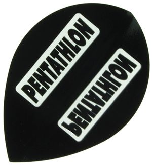 p54 Das Bild zeigt ein schwarzes Dart-Flight mit der Aufschrift "PENTATHLON" in weißem Kasten. Es handelt sich um das Produkt "Pentathlon Flights P54".