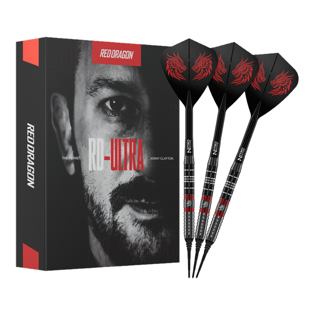 Zu sehen sind die Red Dragon Jonny Clayton RD-ULTRA Softdarts - 18g in voller Ansicht. Die Darts haben eine silberne Barrel, schwarze Details und leuchtende Flights.