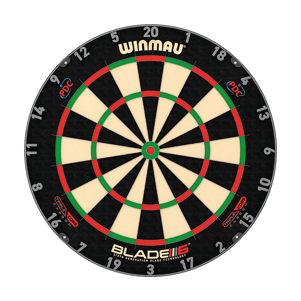 Zu sehen ist das Winmau Blade 6 Triple Core Set mit PDC Surround und 2 Sets Darts. Das Bundle bietet eine Turnier-Dartscheibe mit schwarzem Surround und zwei Dart-Sets.