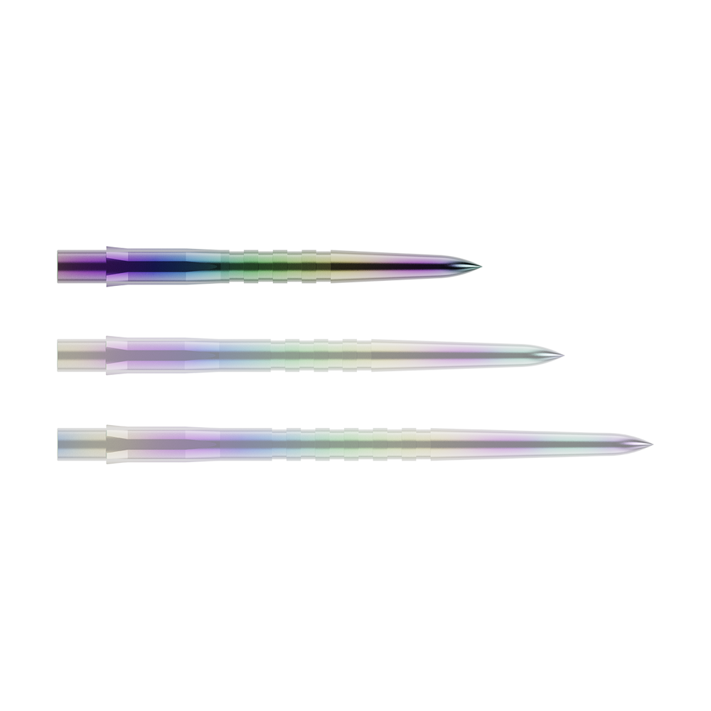 Das Bild zeigt drei bunte, metallische Dartspitzen in einer Reihe. Sie haben eine glatte Oberfläche mit leichten Rillen und glänzen in verschiedenen Farben.
