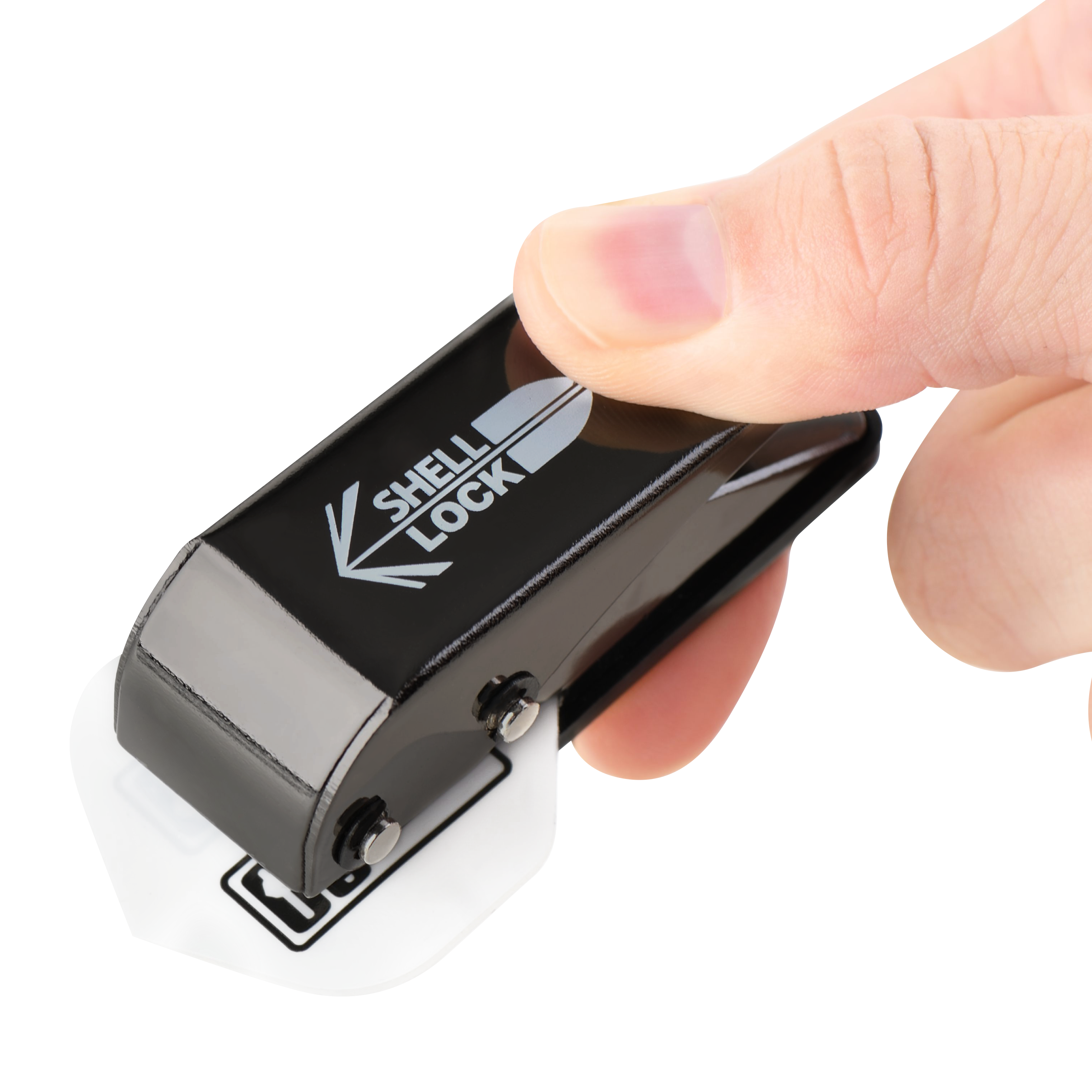 Děrovač s uzamykatelným pouzdrem L-Style One80 Das Bild zeigt das Produkt "L-Style One80 Shell Lock Punch Flightlocher", das in einer Hand gehalten wird. Mit diesem Werkzeug wird ein Loch in ein Dartflight gestochen.