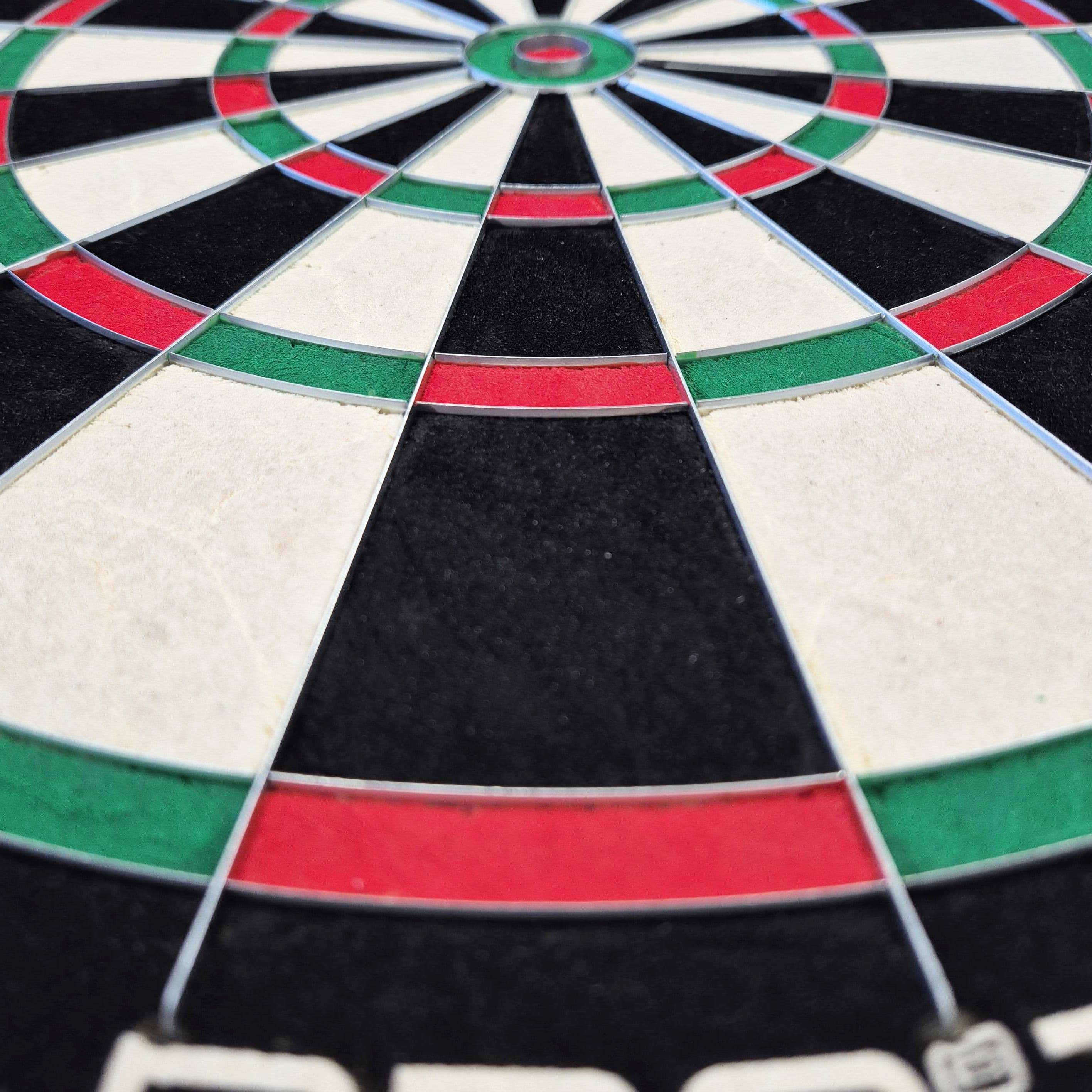 Ocelový terč Harrows Quadro 240 Das Bild zeigt eine Nahaufnahme des Harrows Quadro 240 Steeldartboards. Die Farbfelder in Schwarz, Weiß, Rot und Grün sind deutlich zu erkennen.