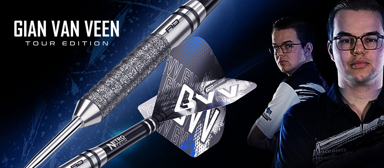 Auf dem Bild sind zwei Männer mit Brille zu sehen, die ein schwarzes und weißes Shirt tragen. Im Vordergrund ist ein detailreicher Dartpfeil mit der Aufschrift "Gian Van Veen Tour Edition" abgebildet.