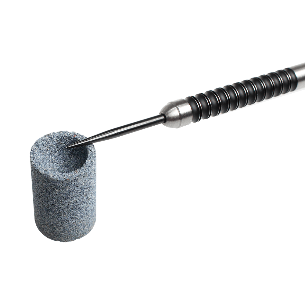 622_Schleifstein_2 Das Bild zeigt einen zylindrischen Schleifstein und ein Metallwerkzeug mit Griff. Das Werkzeug wird in den Schleifstein eingeführt.