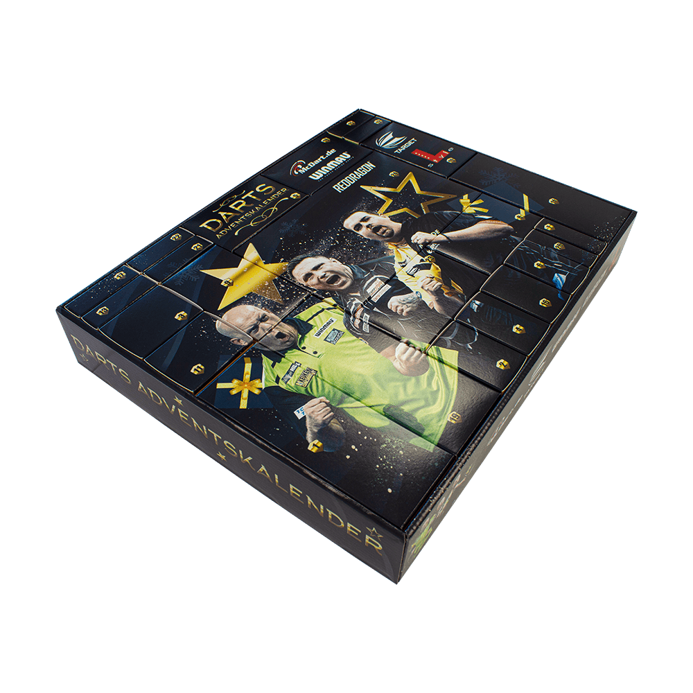 ADV21STD_McDart_Darts_Adventskalender_2021_2 Das Bild zeigt den "McDart Darts Adventskalender 2021 - Standard Edition". Auf der Verpackung sind mehrere bekannte Dartspieler und weihnachtliche Motive abgebildet.