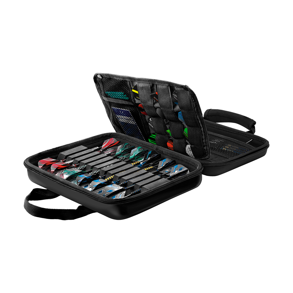 HRT-16525_Harrows_Imperial_Dartcase_Schwarz_2 Das Bild zeigt das Harrows Imperial Dartcase in Schwarz, das geöffnet ist und verschiedene Dartpfeile sowie Zubehör ordentlich aufbewahrt. Das robuste Etui hat Fächer, elastische Bänder und Netztaschen zur sicheren Organisation der Dartutensilien.