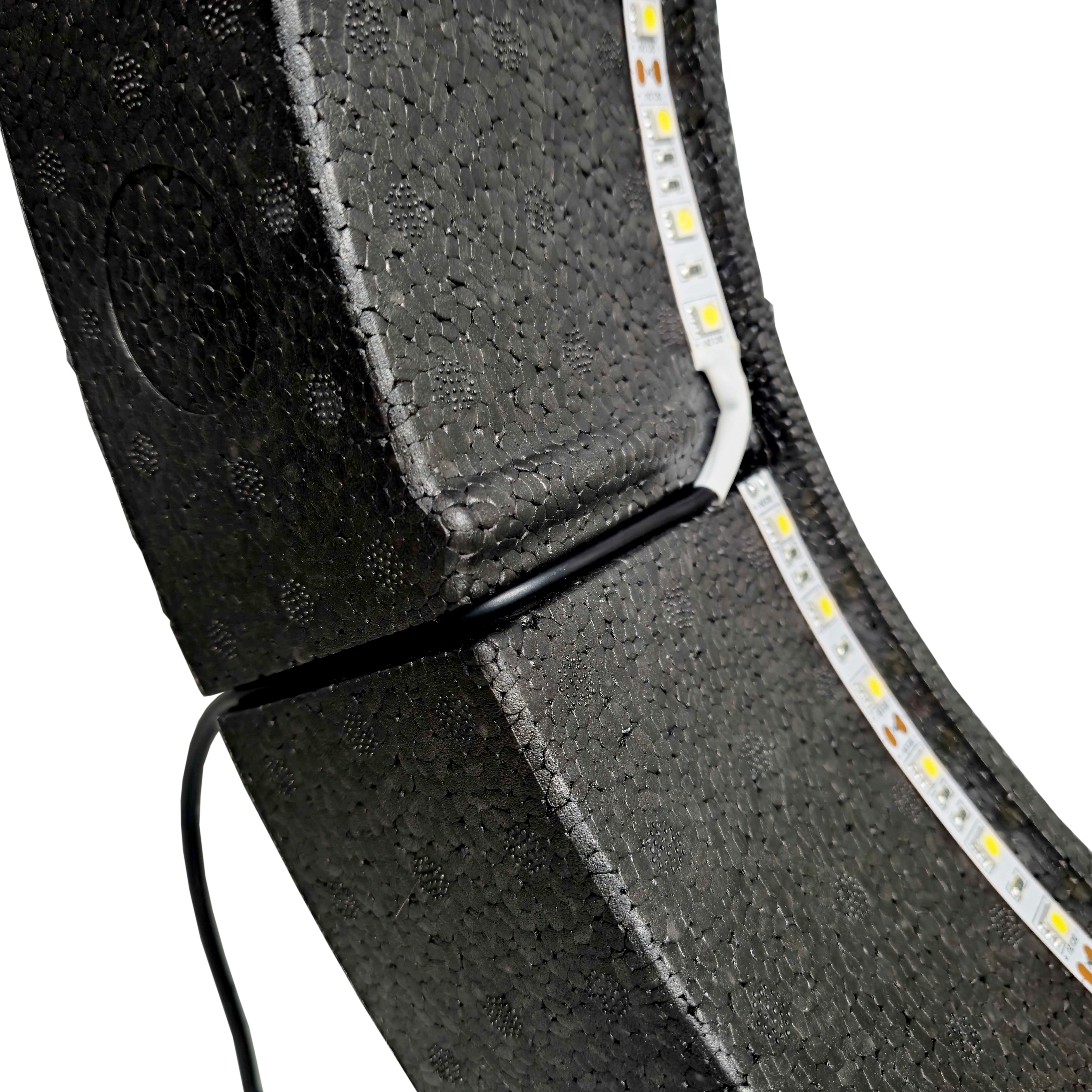 Systém prostorového osvětlení Bulls NL Lumo Light Das Bild zeigt das „Bulls NL Lumo Light Surround Beleuchtungssystem“ mit LED-Leuchtstreifen auf einer schwarzen, strukturierten Oberfläche. Ein Kabel ist ebenfalls an das Beleuchtungssystem angeschlossen.