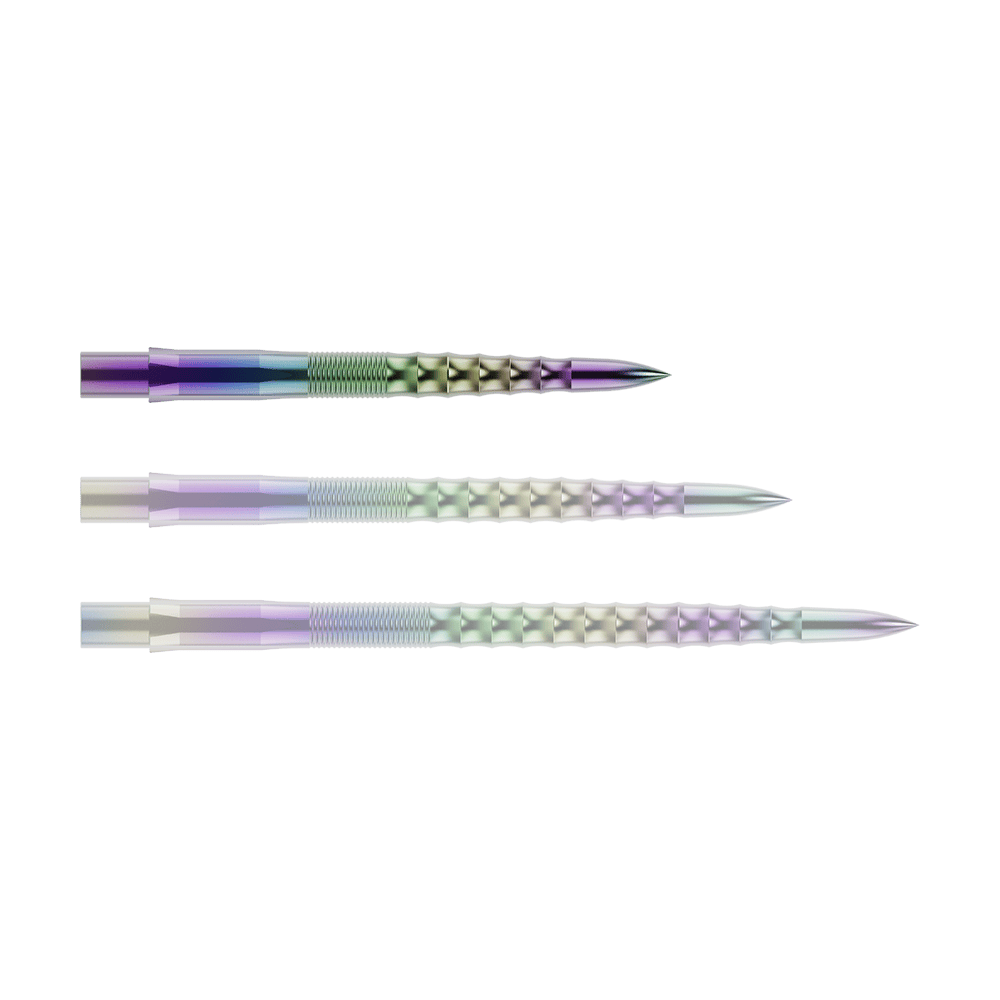 Špičky na šipky Mission Caliburn EVO - Ripple - Coral Auf dem Bild sind drei bunte Steeldartspitzen mit einem geriffelten und gewellten Muster zu sehen. Sie liegen parallel nebeneinander auf einem grünen Hintergrund.
