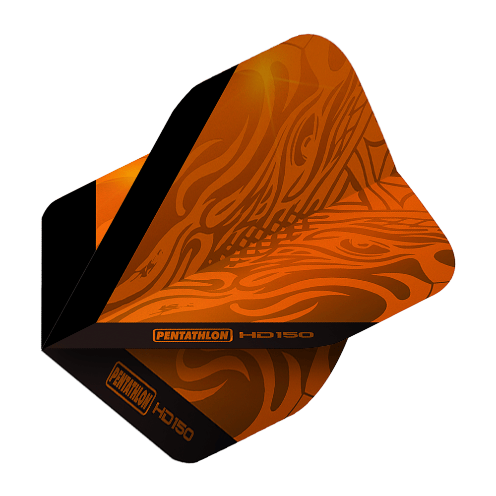 Pentathlon HD150 metalicky oranžové standardní letky Das Bild zeigt ein Pentathlon HD150 Metallic Orange Standard Flight für Darts. Das Flight ist orange mit schwarzen Akzenten und einem auffälligen Muster.